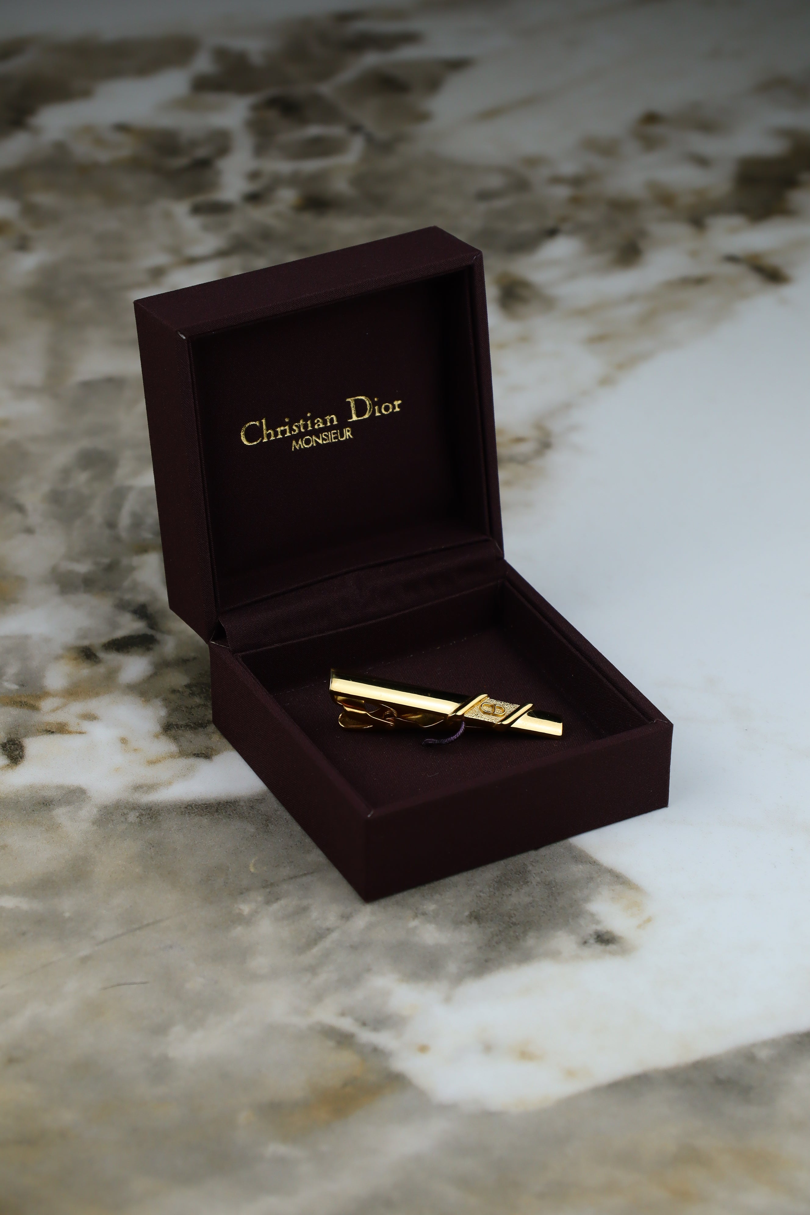 Christian Dior – spinka do krawatu pozłacana z logiem (S1)