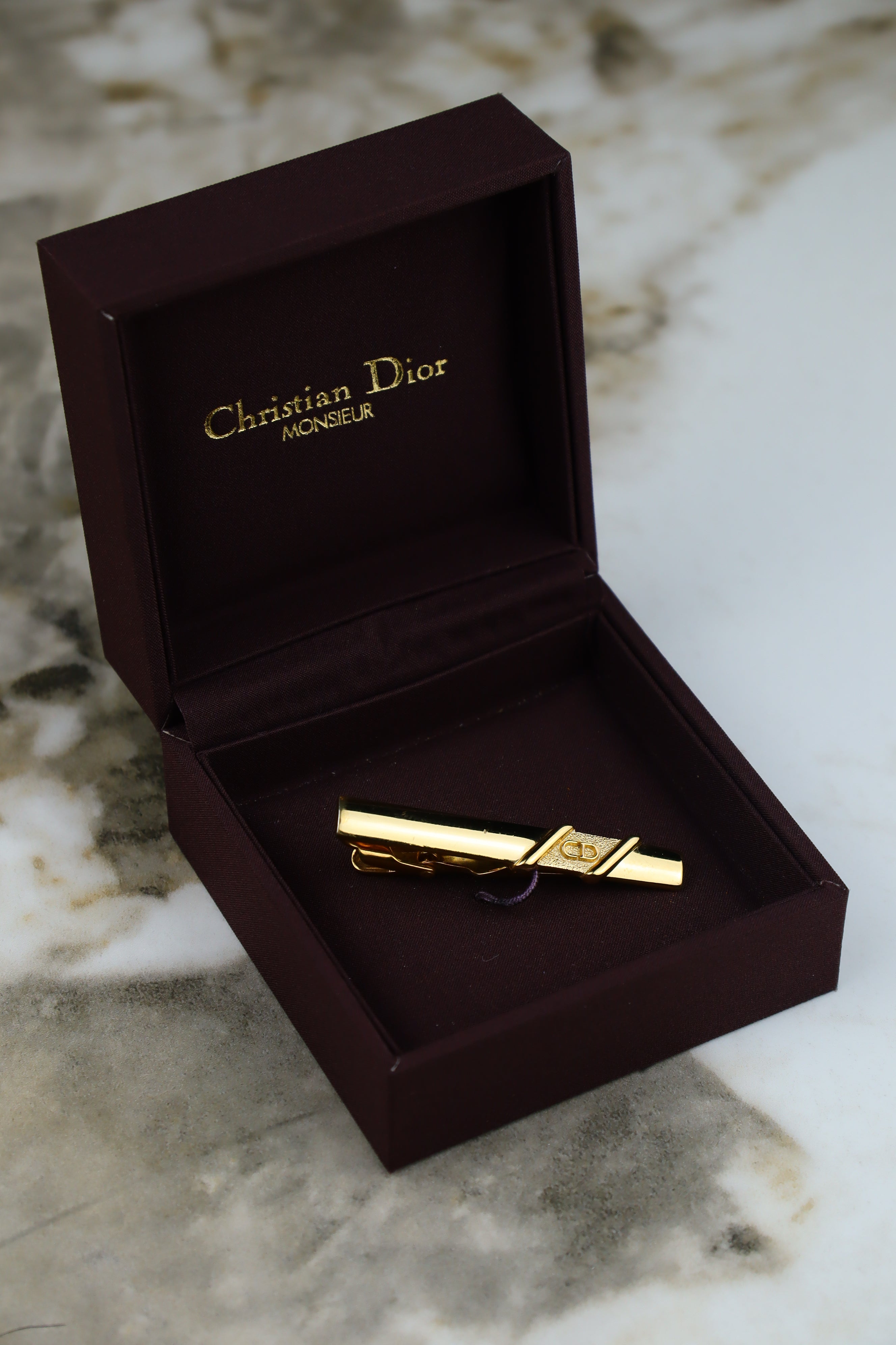 Christian Dior – spinka do krawatu pozłacana z logiem (S1)