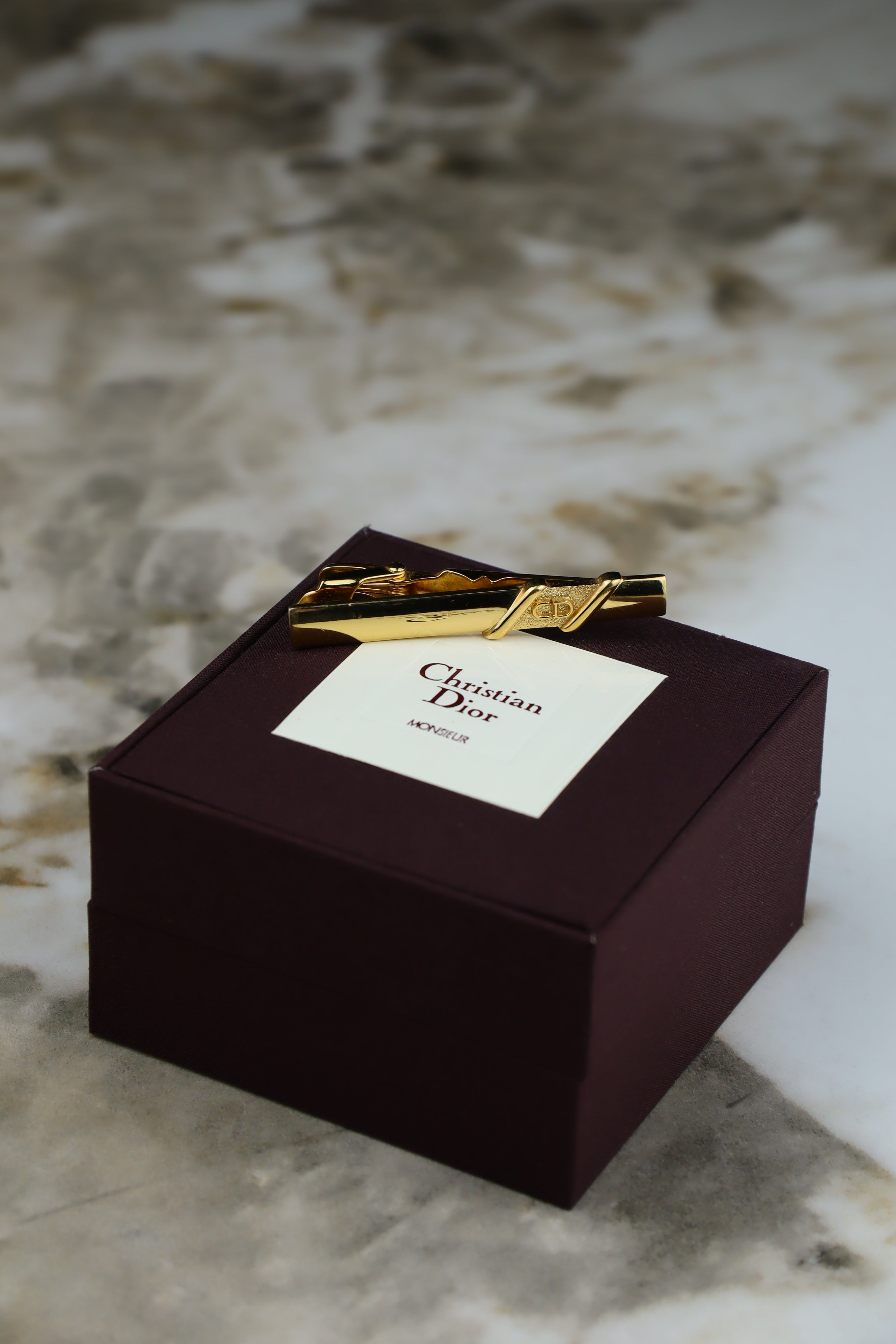 Christian Dior – spinka do krawatu pozłacana z logiem (S1)