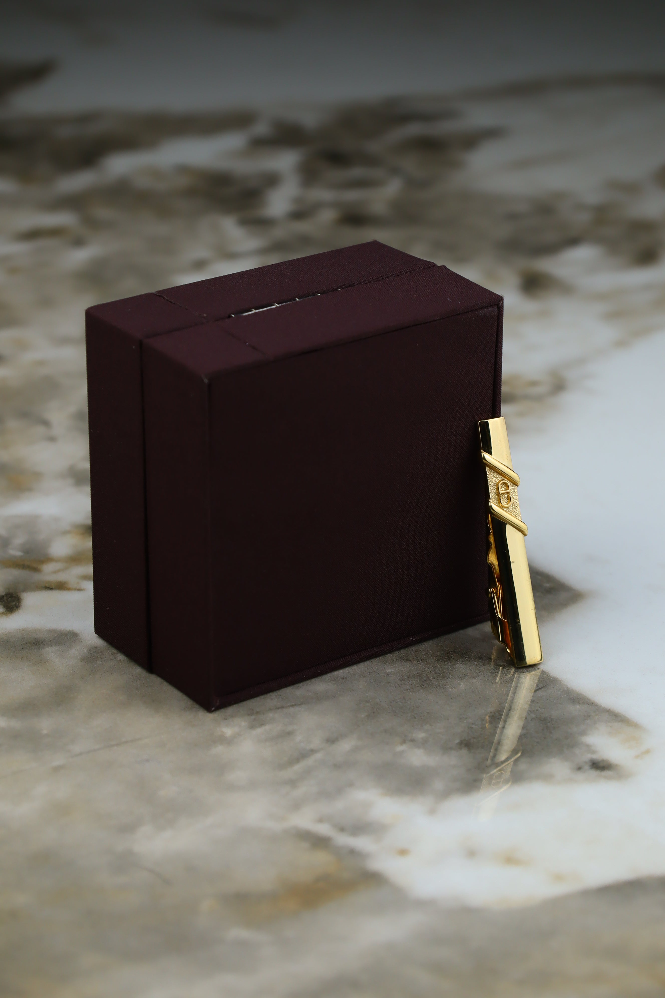 Christian Dior – spinka do krawatu pozłacana z logiem (S1)