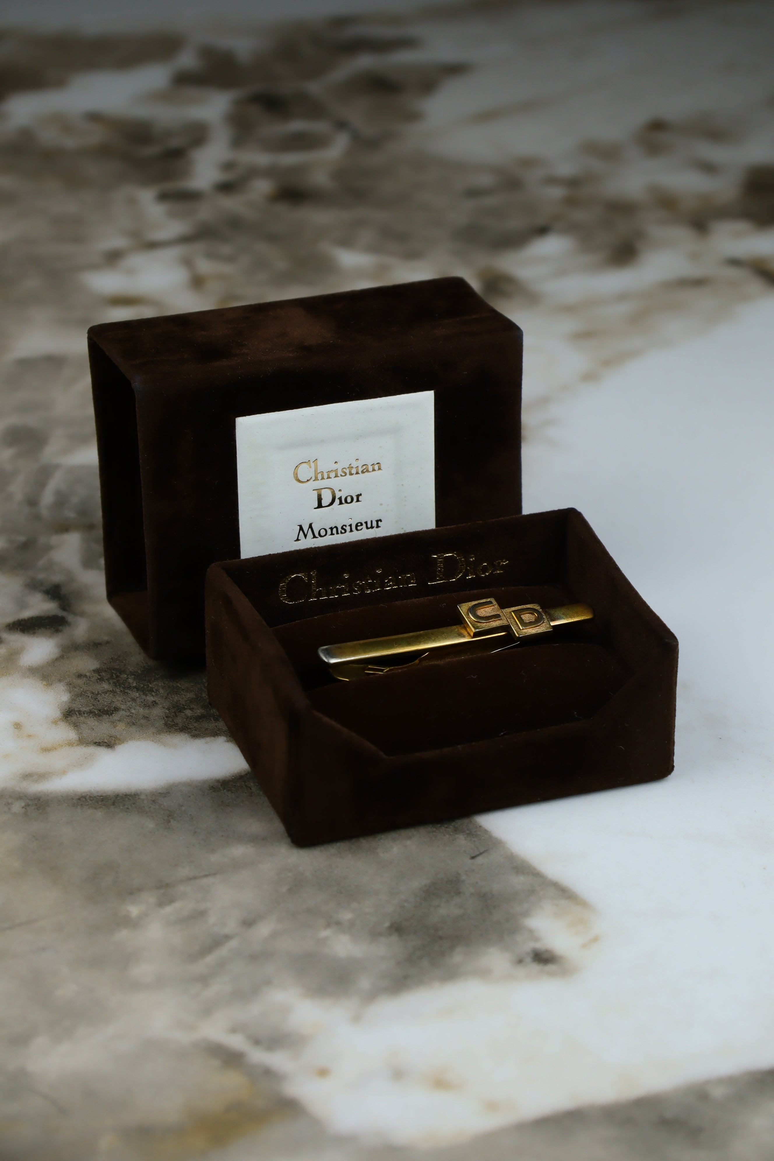 Christian Dior – spinka do krawatu pozłacana z czarnym logo CD (S2)