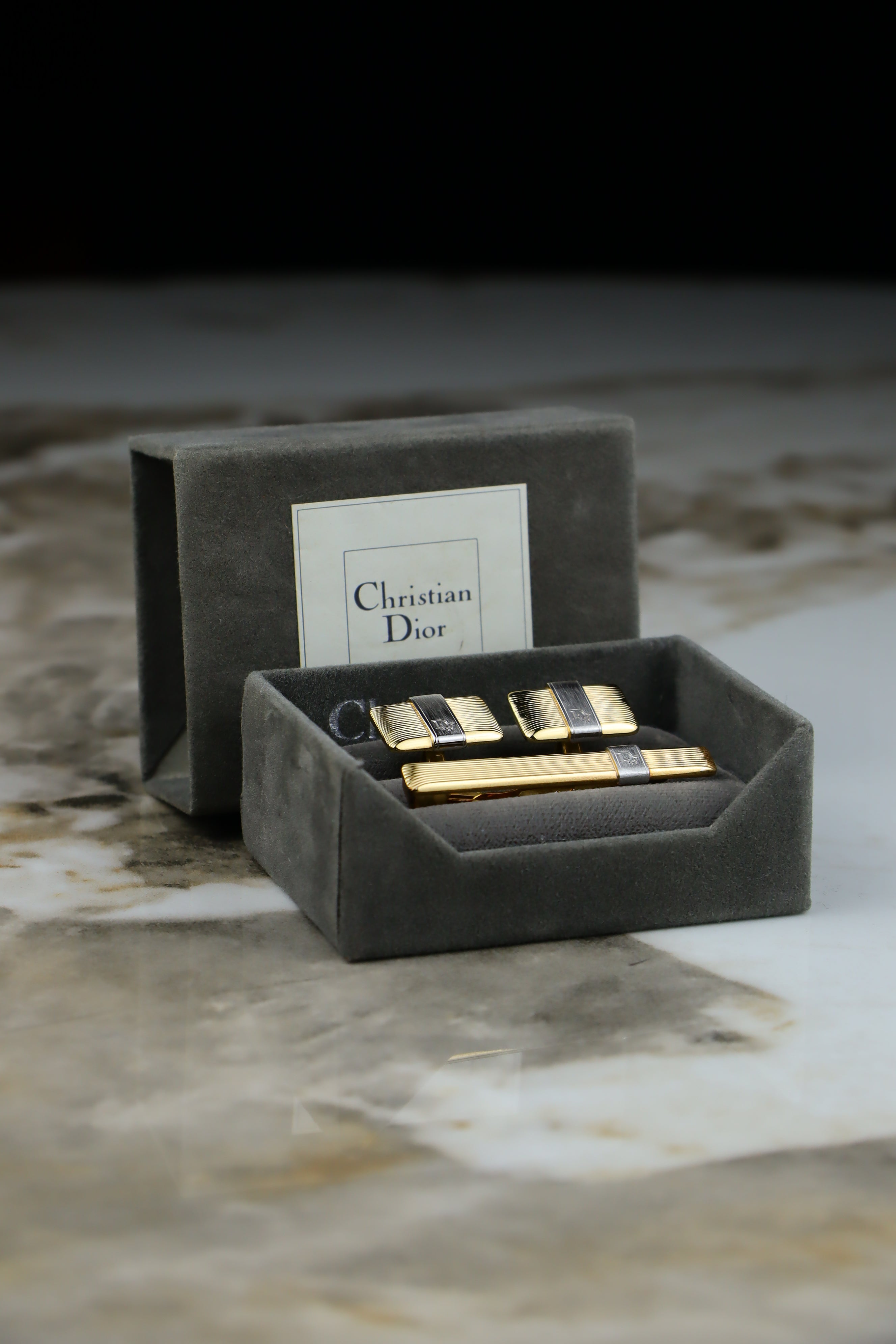 Christian Dior – zestaw spinek do mankietów i krawata stalowo-złoty z logo (S5)