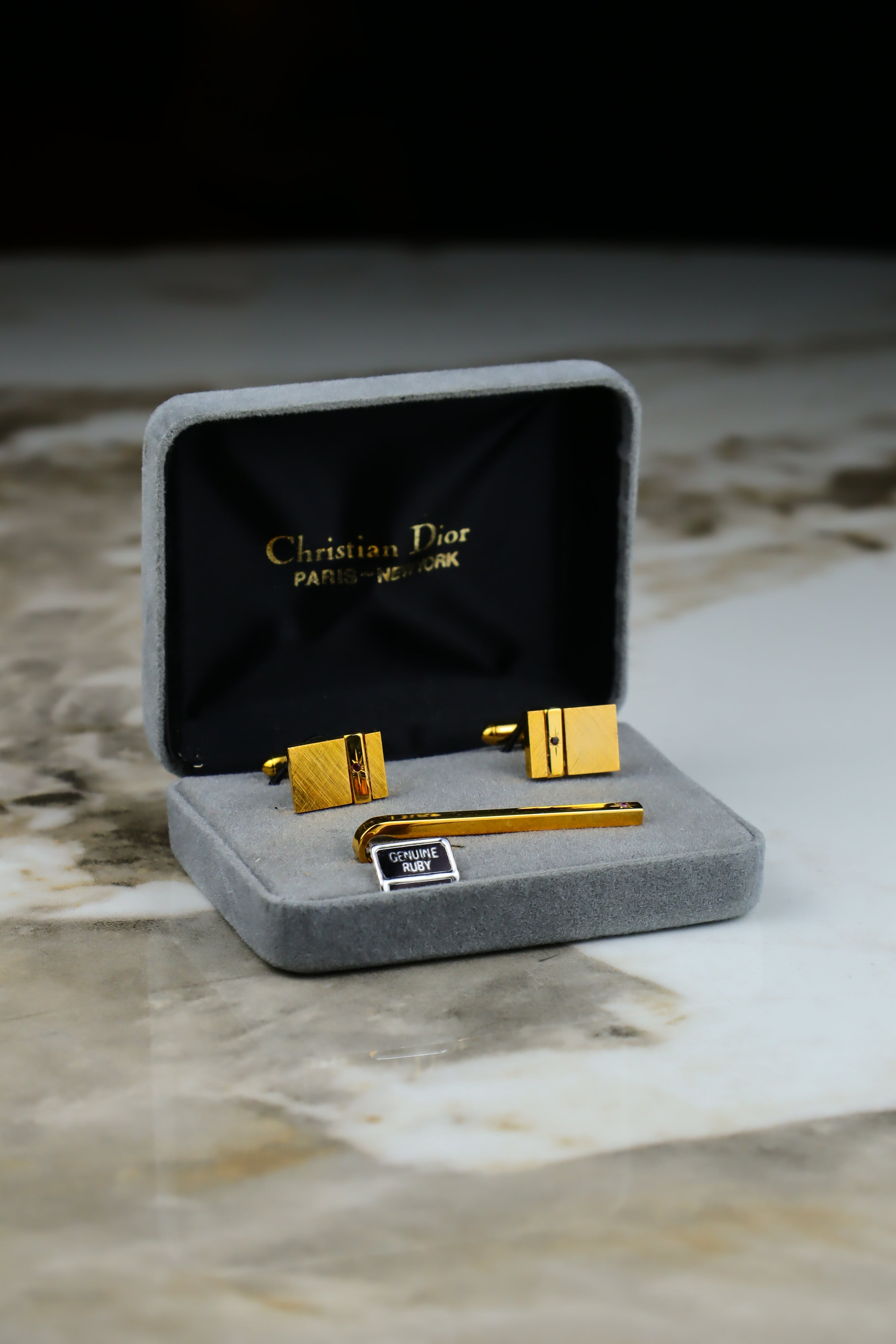 Christian Dior – zestaw spinek do mankietów i krawata pozłacany z gwiazdą i rubinami (S6)