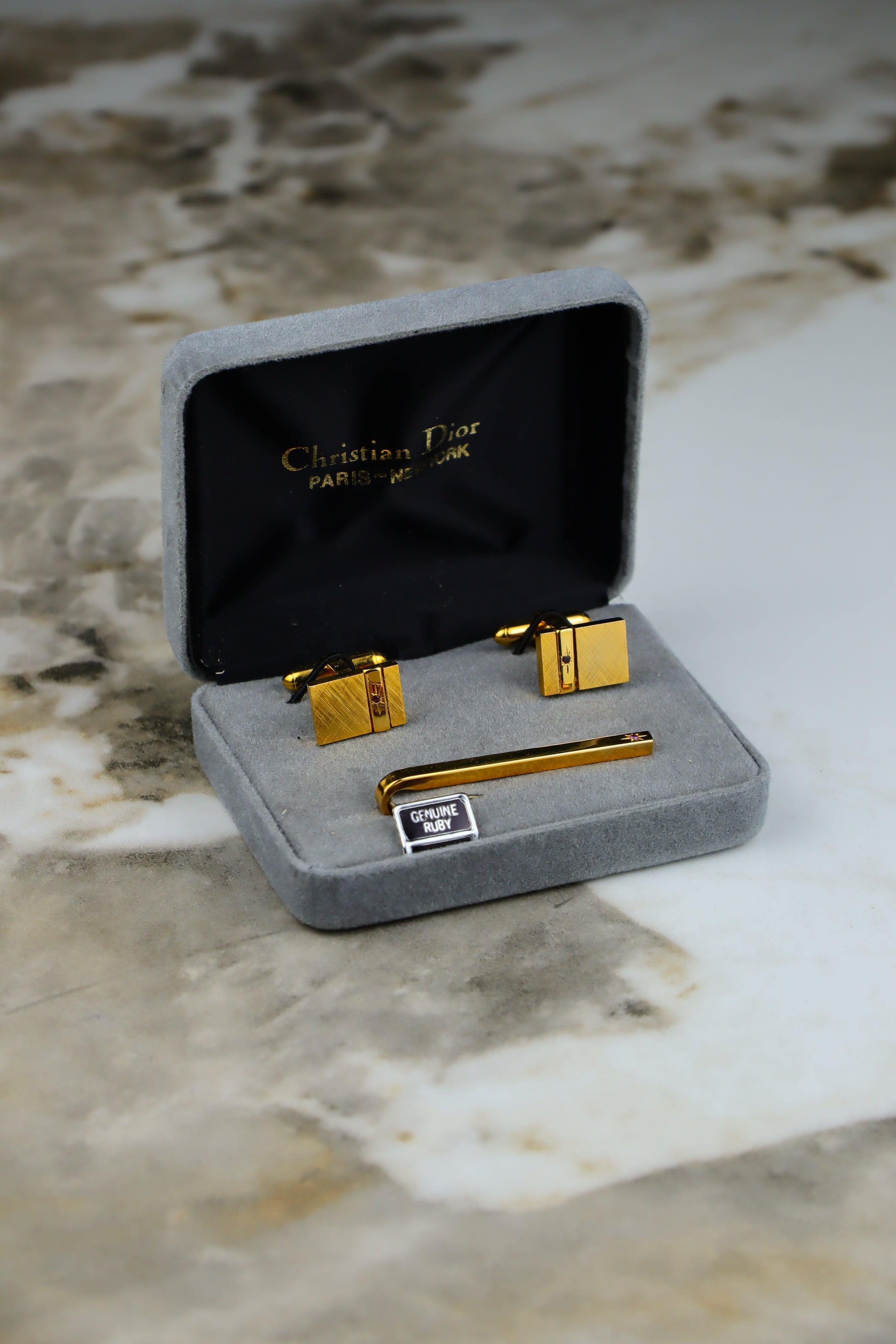 Christian Dior – zestaw spinek do mankietów i krawata pozłacany z gwiazdą i rubinami (S6)