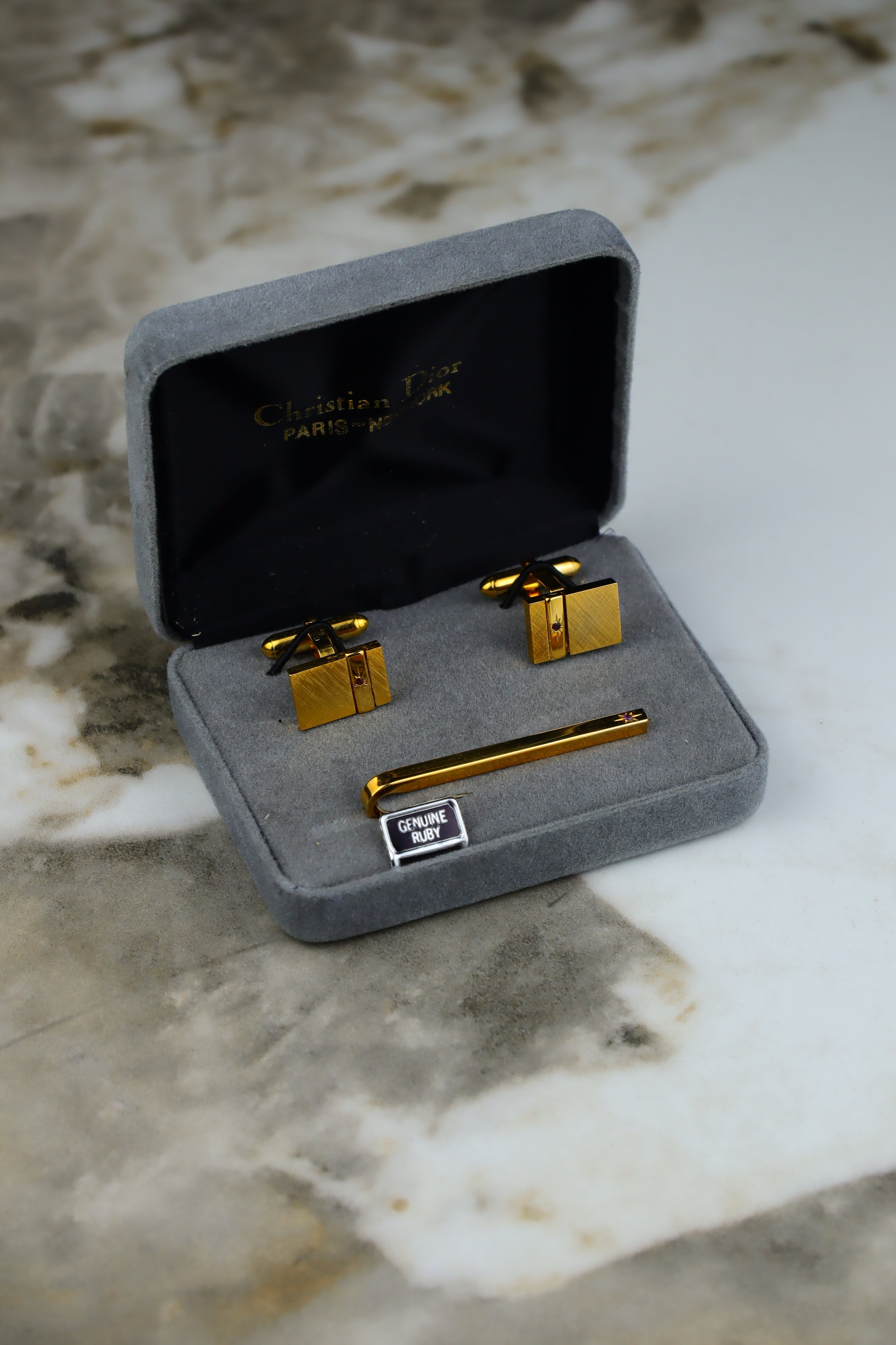 Christian Dior – zestaw spinek do mankietów i krawata pozłacany z gwiazdą i rubinami (S6)