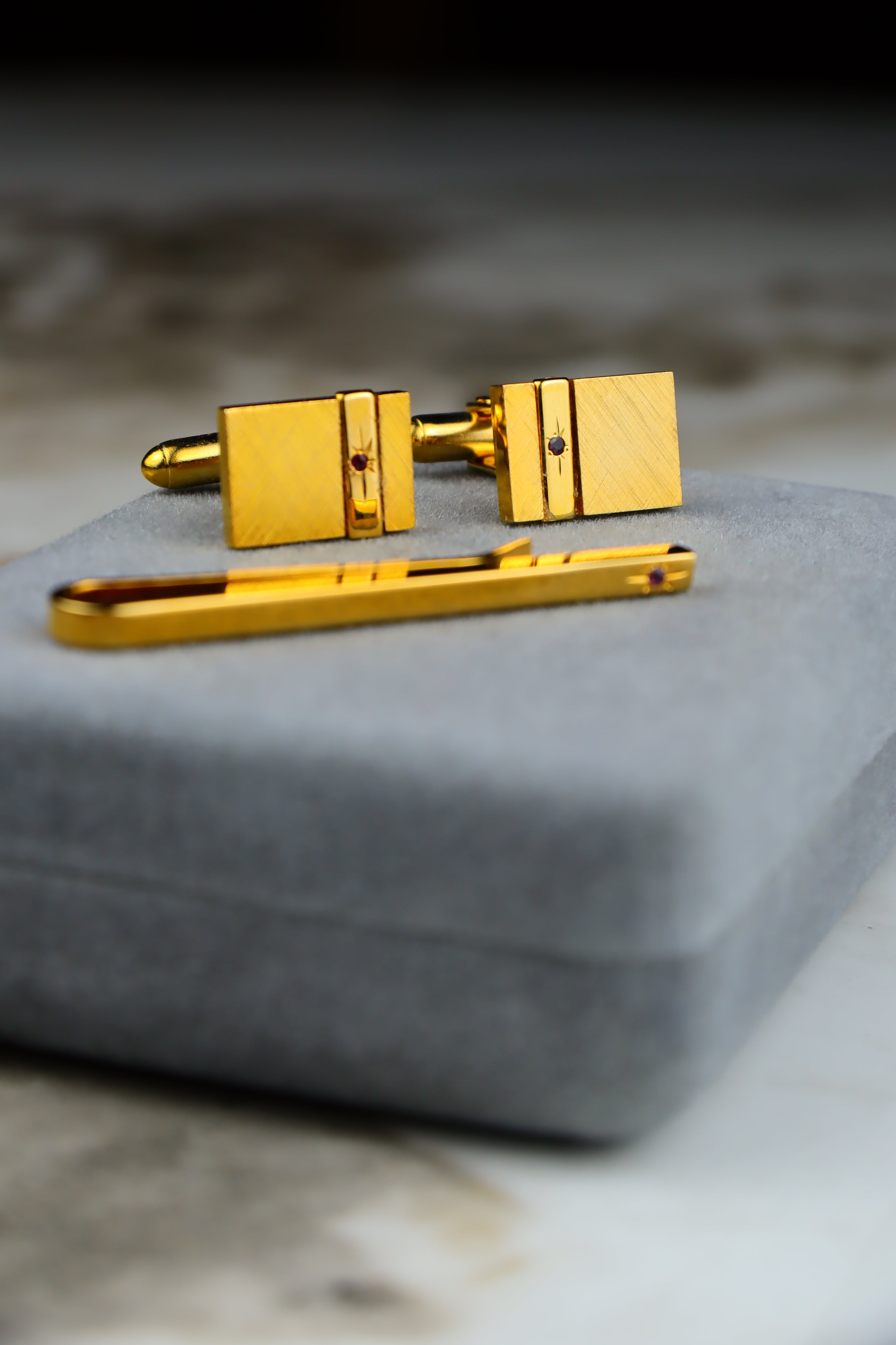 Christian Dior – zestaw spinek do mankietów i krawata pozłacany z gwiazdą i rubinami (S6)