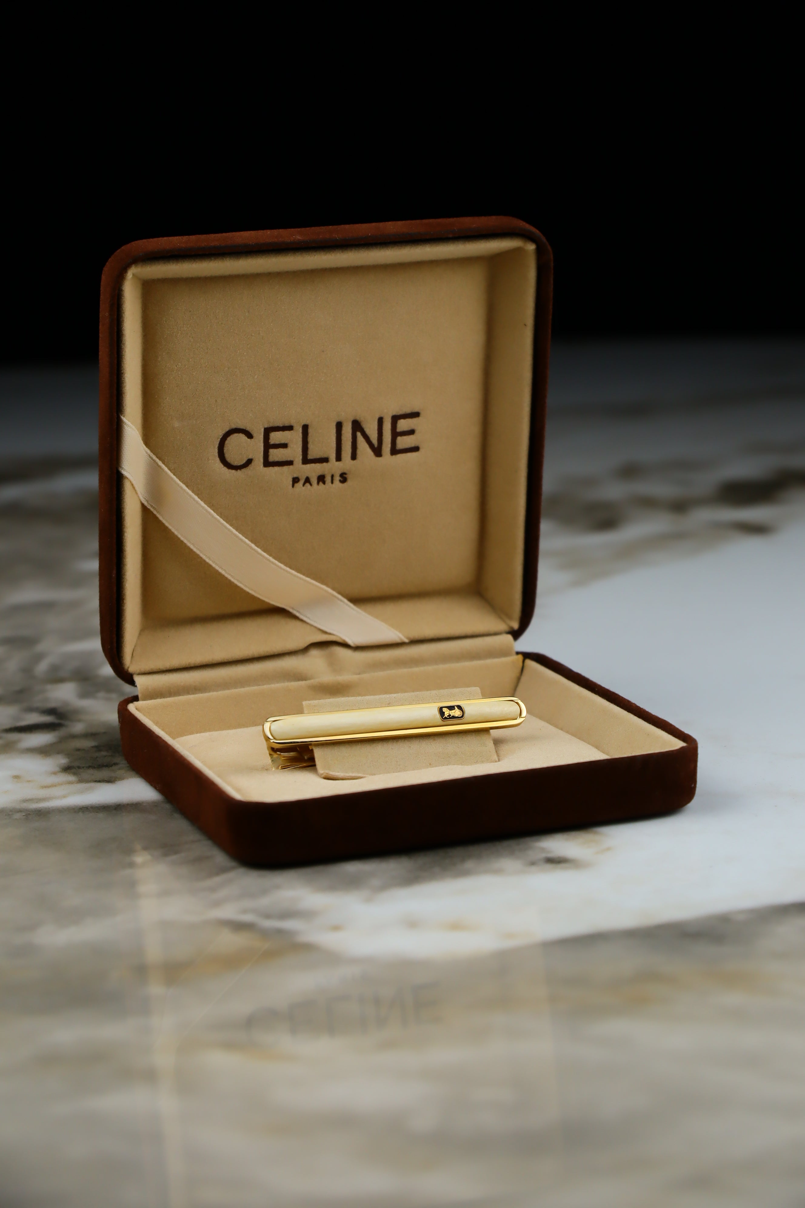 Celine – spinka do krawatu pozłacana z białym wypełnieniem i emblematem (S8)