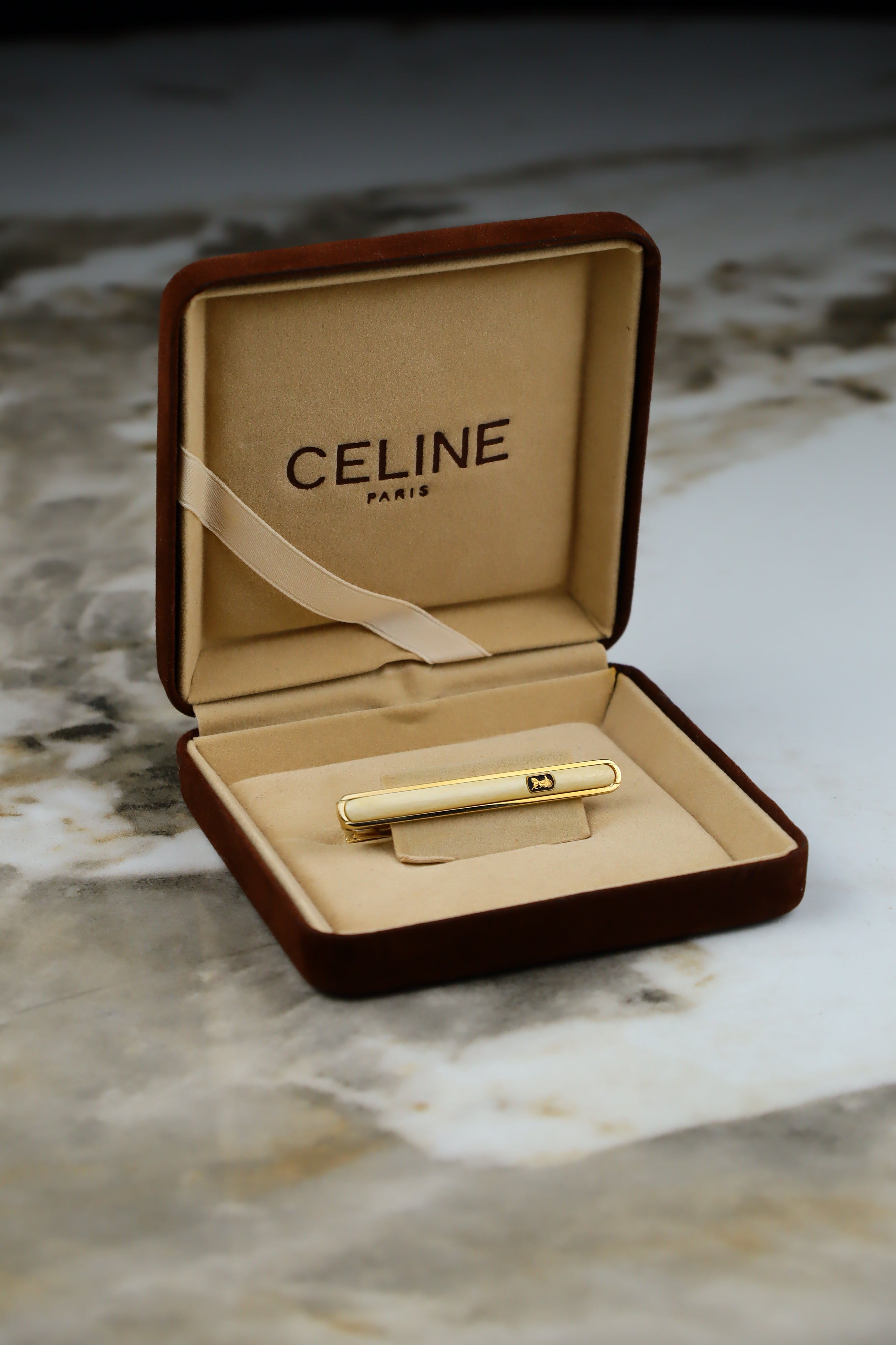 Celine – spinka do krawatu pozłacana z białym wypełnieniem i emblematem (S8)