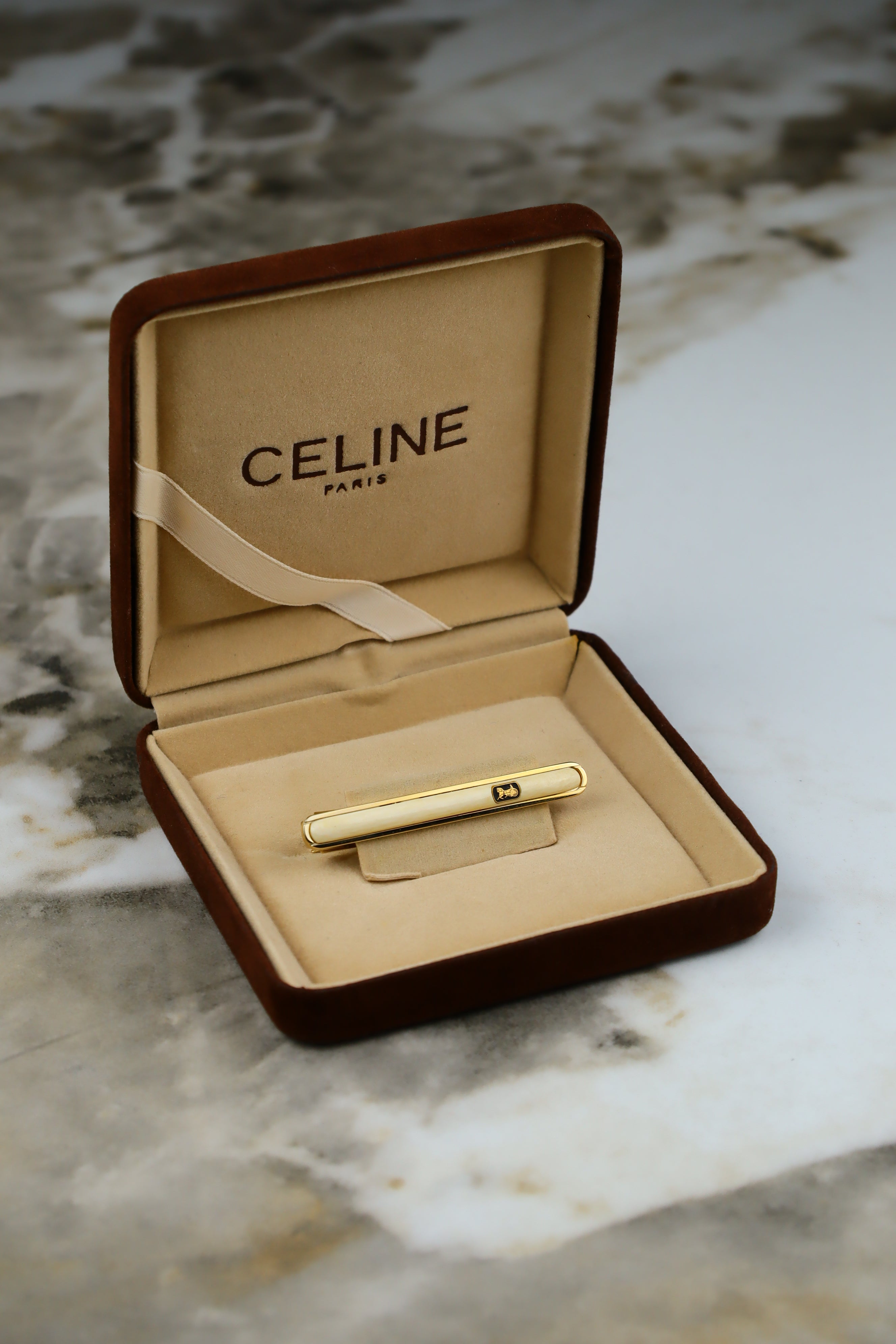 Celine – spinka do krawatu pozłacana z białym wypełnieniem i emblematem (S8)