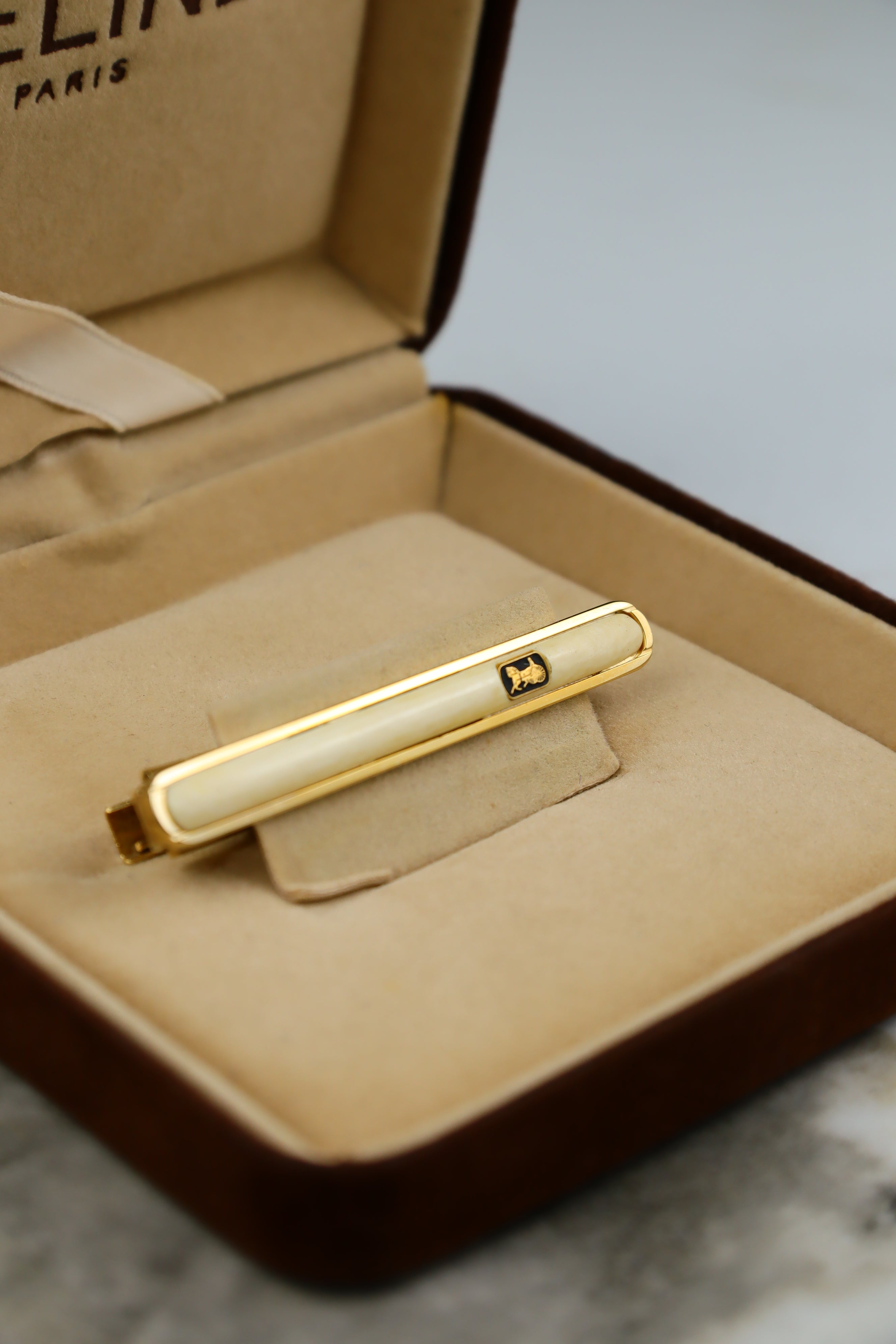 Celine – spinka do krawatu pozłacana z białym wypełnieniem i emblematem (S8)