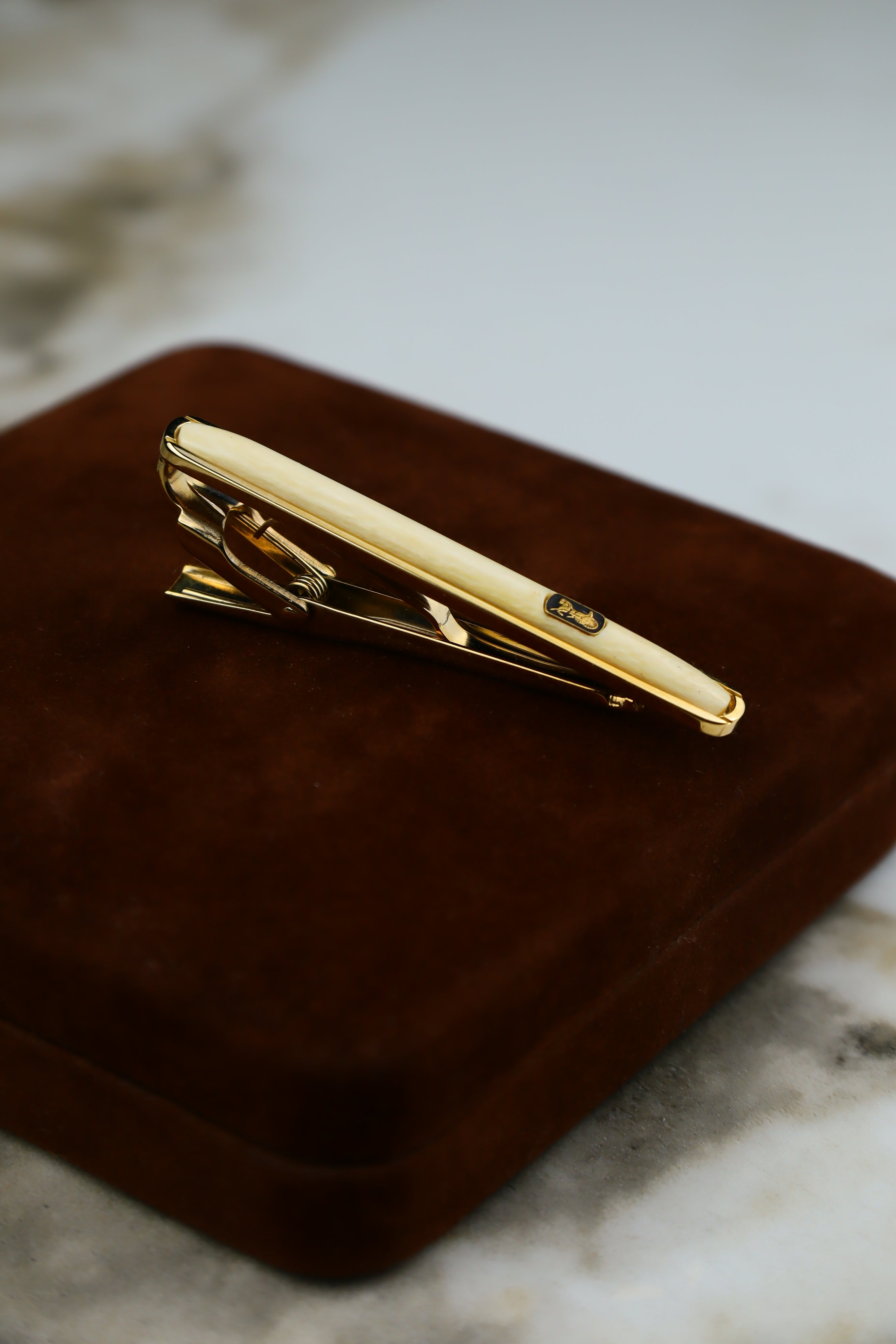 Celine – spinka do krawatu pozłacana z białym wypełnieniem i emblematem (S8)