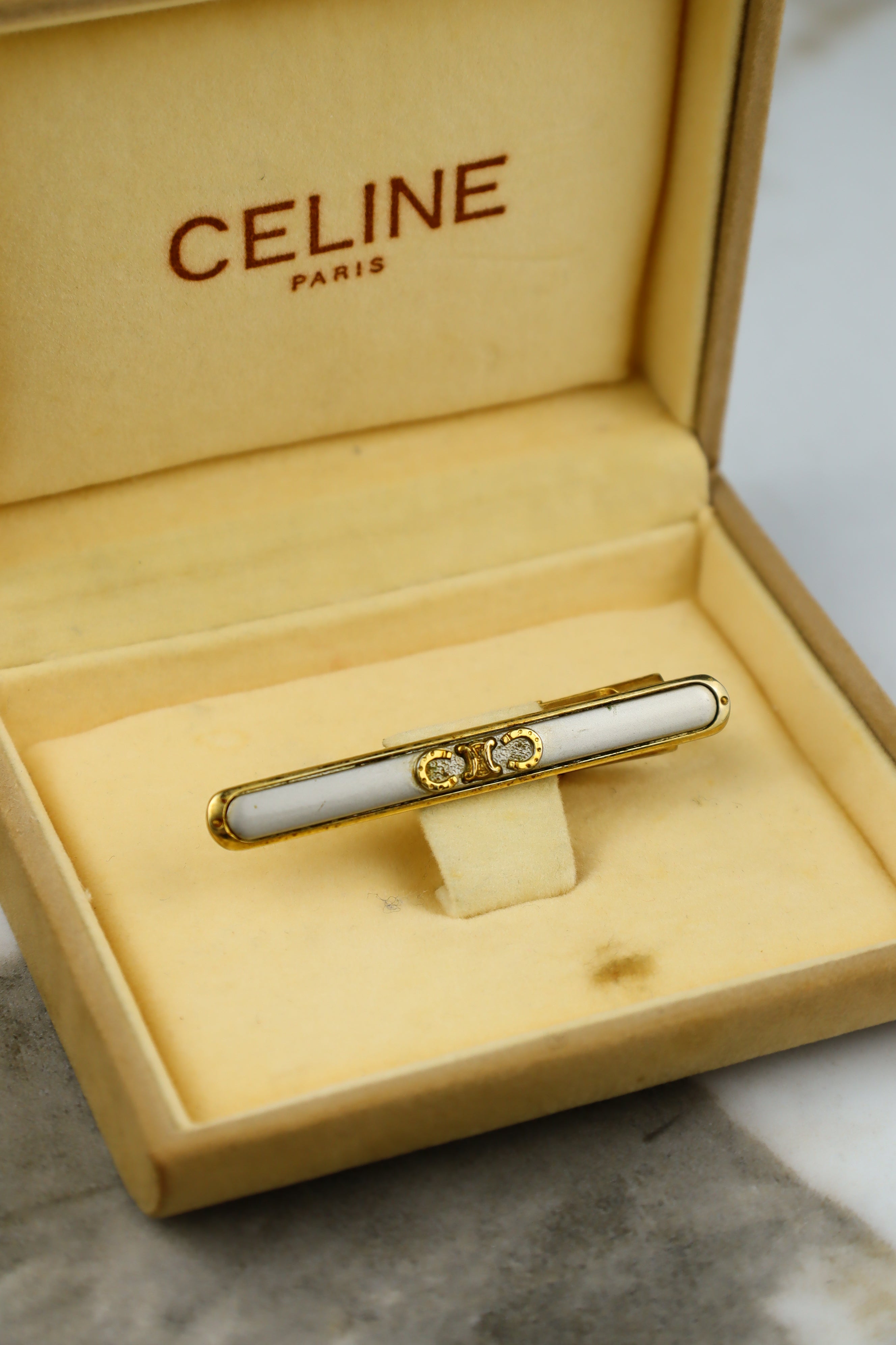 Celine – spinka do krawatu pozłacana ze stalowym wypełnieniem i emblematem (S10)