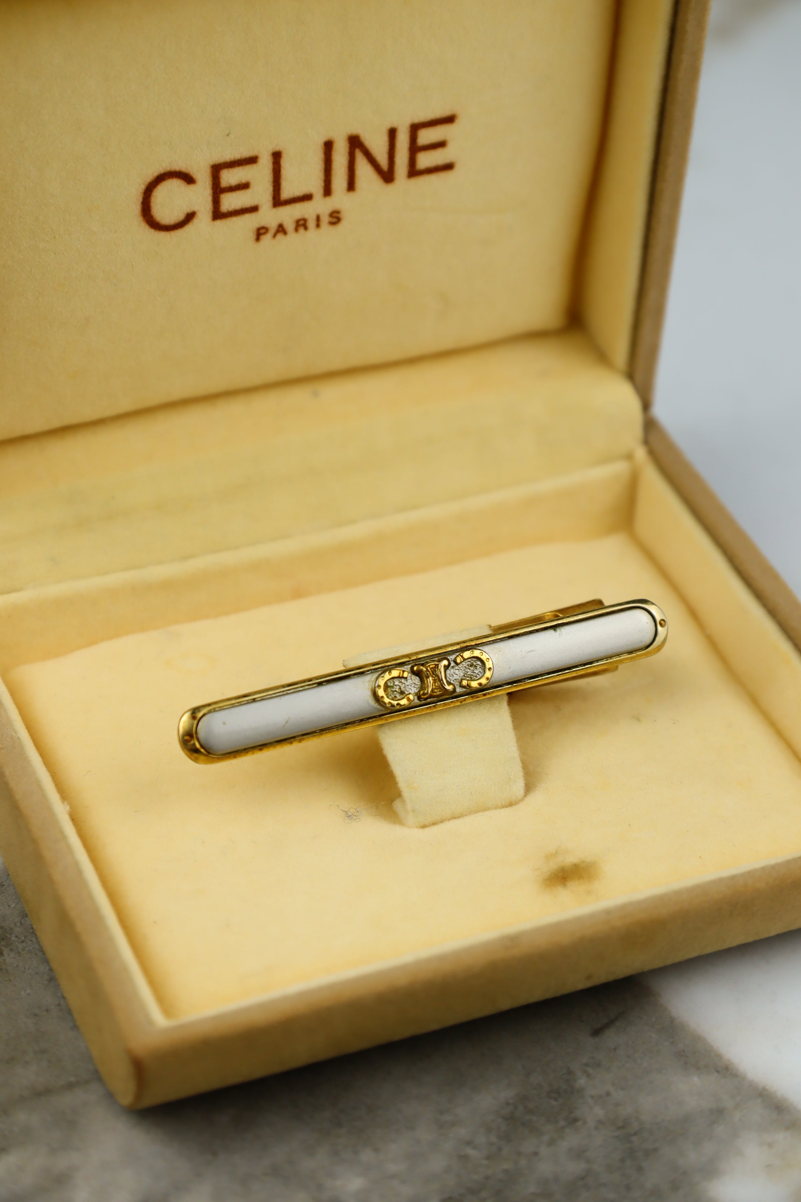 Celine – spinka do krawatu pozłacana ze stalowym wypełnieniem i emblematem (S10)