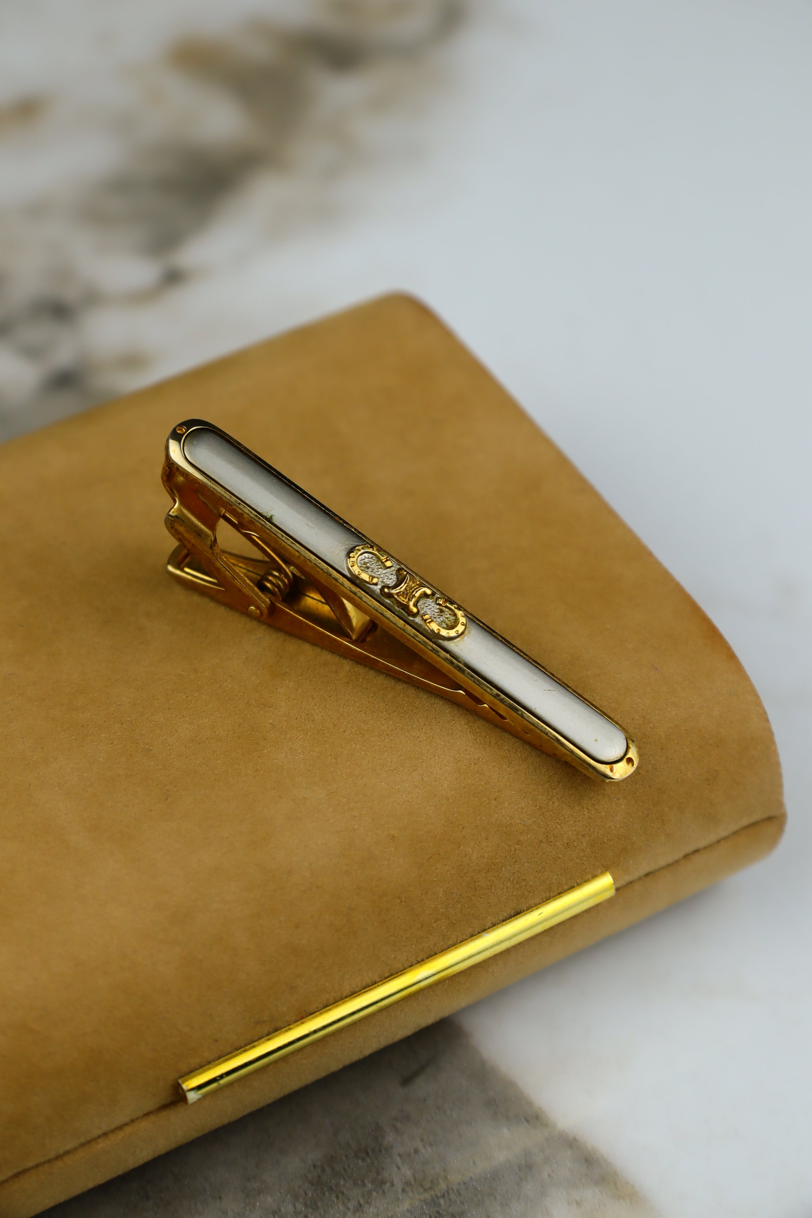 Celine – spinka do krawatu pozłacana ze stalowym wypełnieniem i emblematem (S10)