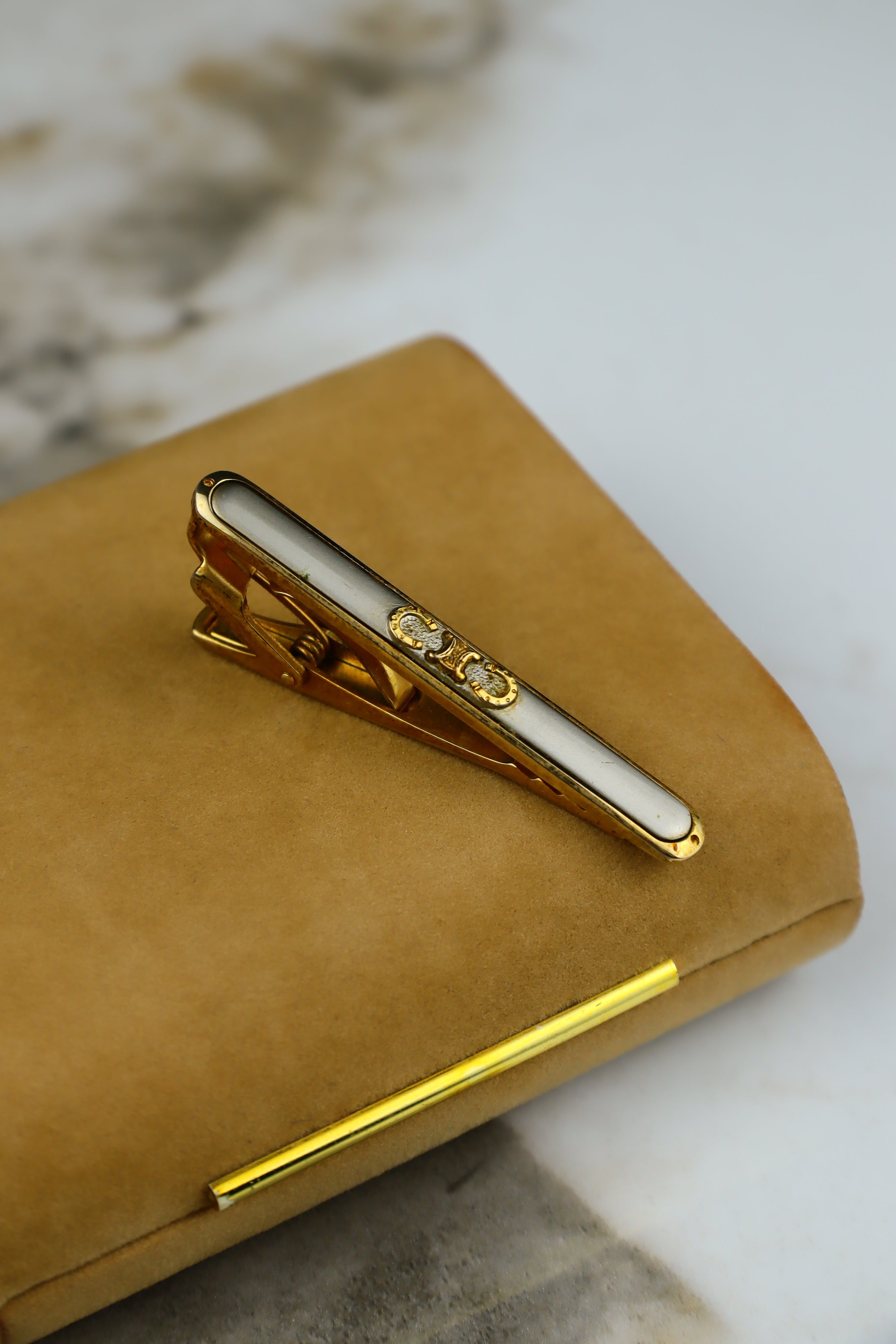 Celine – spinka do krawatu pozłacana ze stalowym wypełnieniem i emblematem (S10)