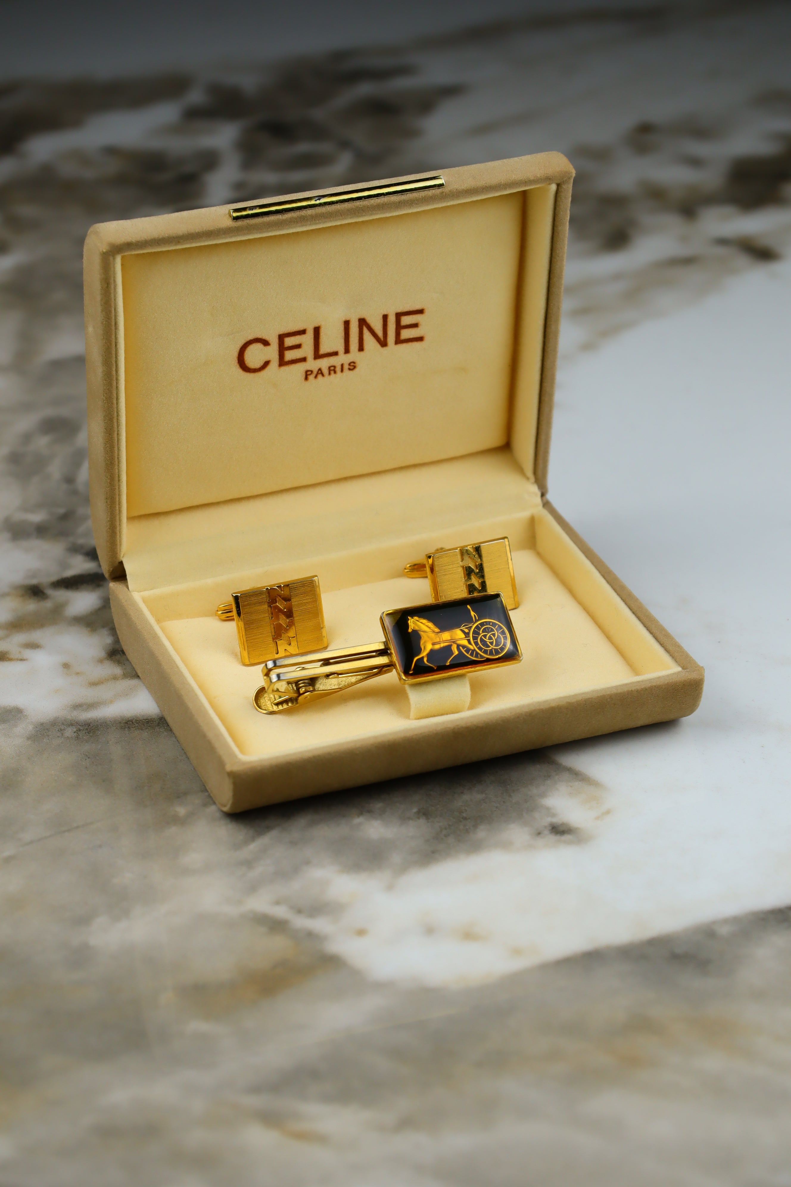 Celine – zestaw spinek do mankietów i krawata pozłacany z dużym emblematem (S11)