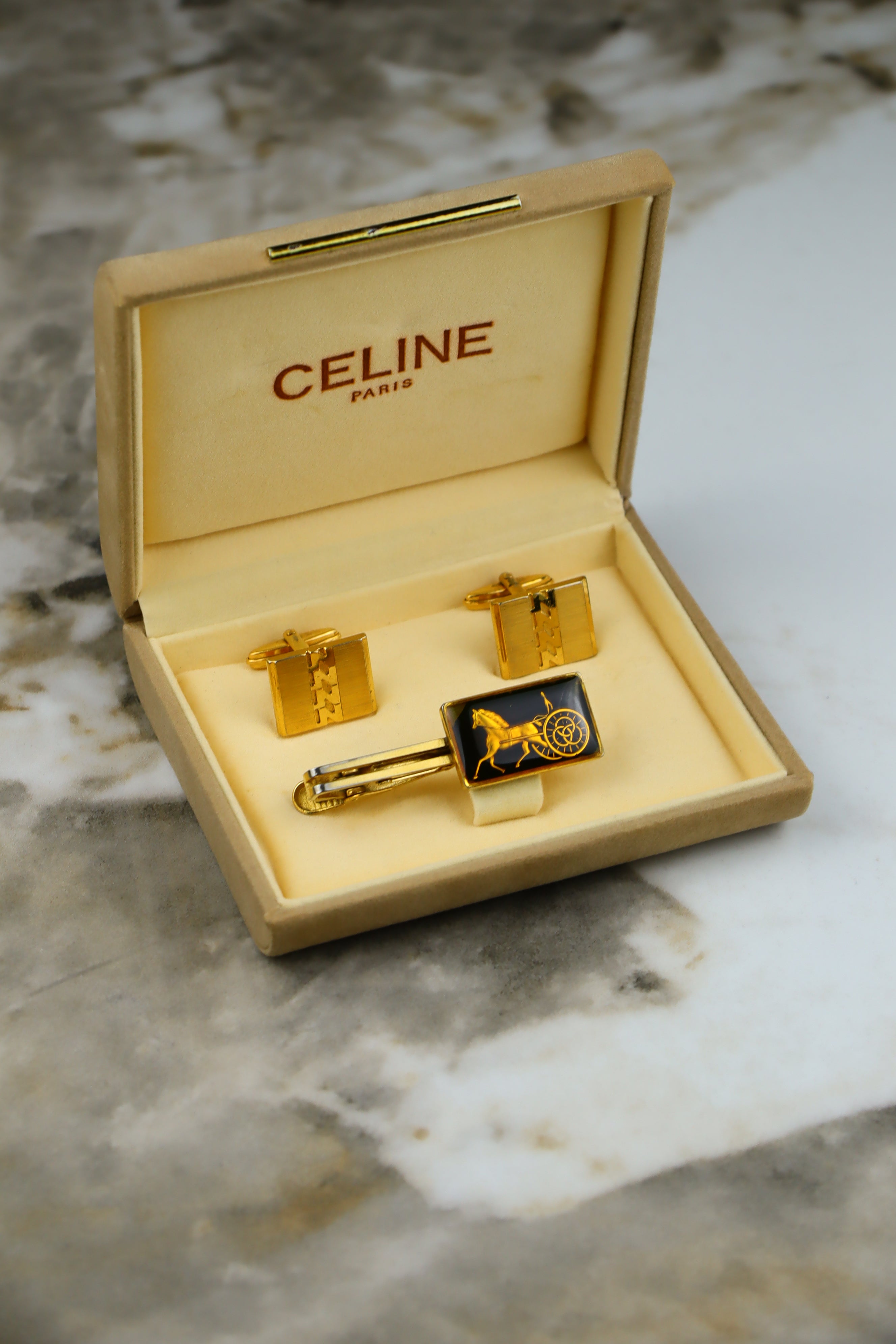 Celine – zestaw spinek do mankietów i krawata pozłacany z dużym emblematem (S11)