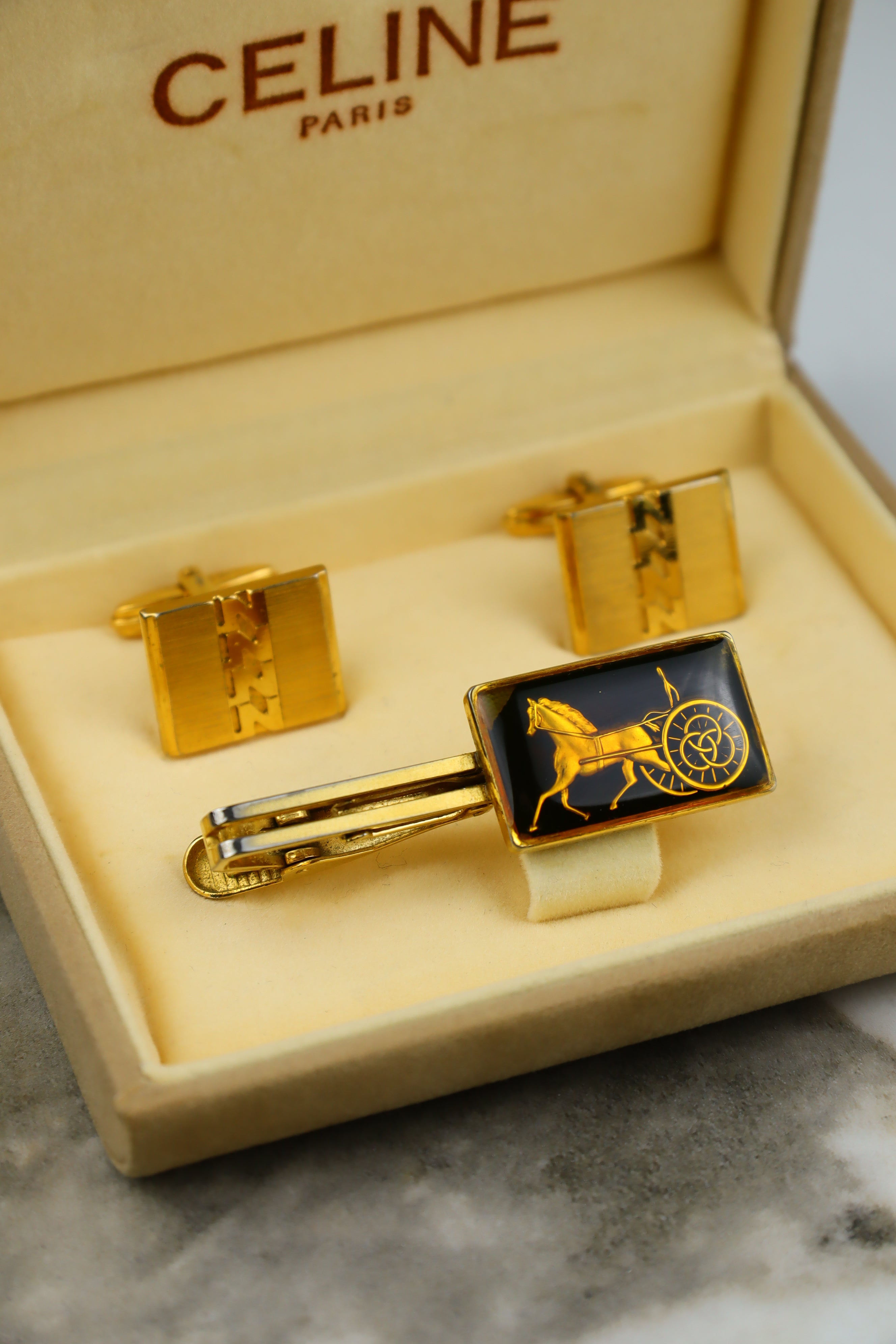 Celine – zestaw spinek do mankietów i krawata pozłacany z dużym emblematem (S11)