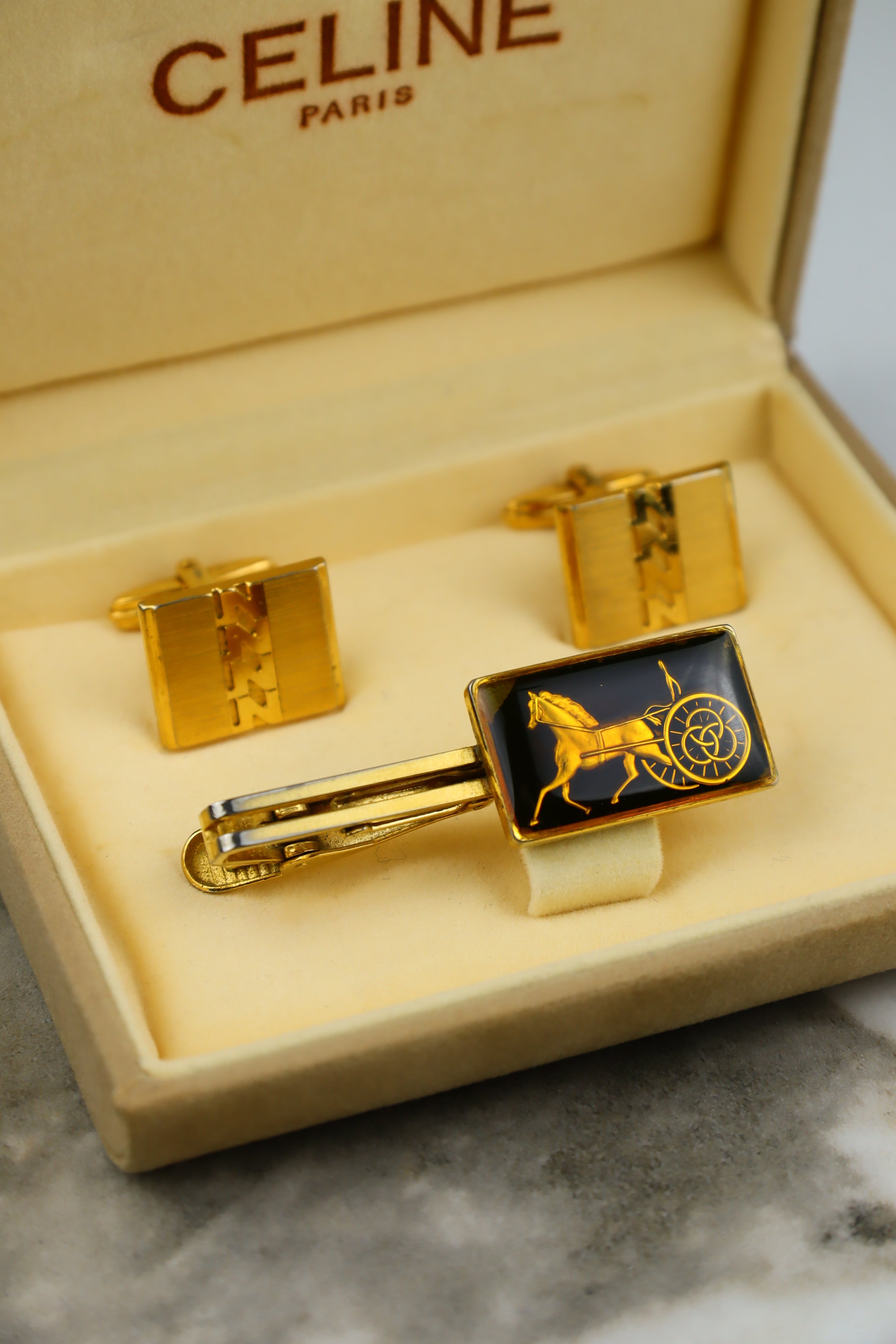 Celine – zestaw spinek do mankietów i krawata pozłacany z dużym emblematem (S11)