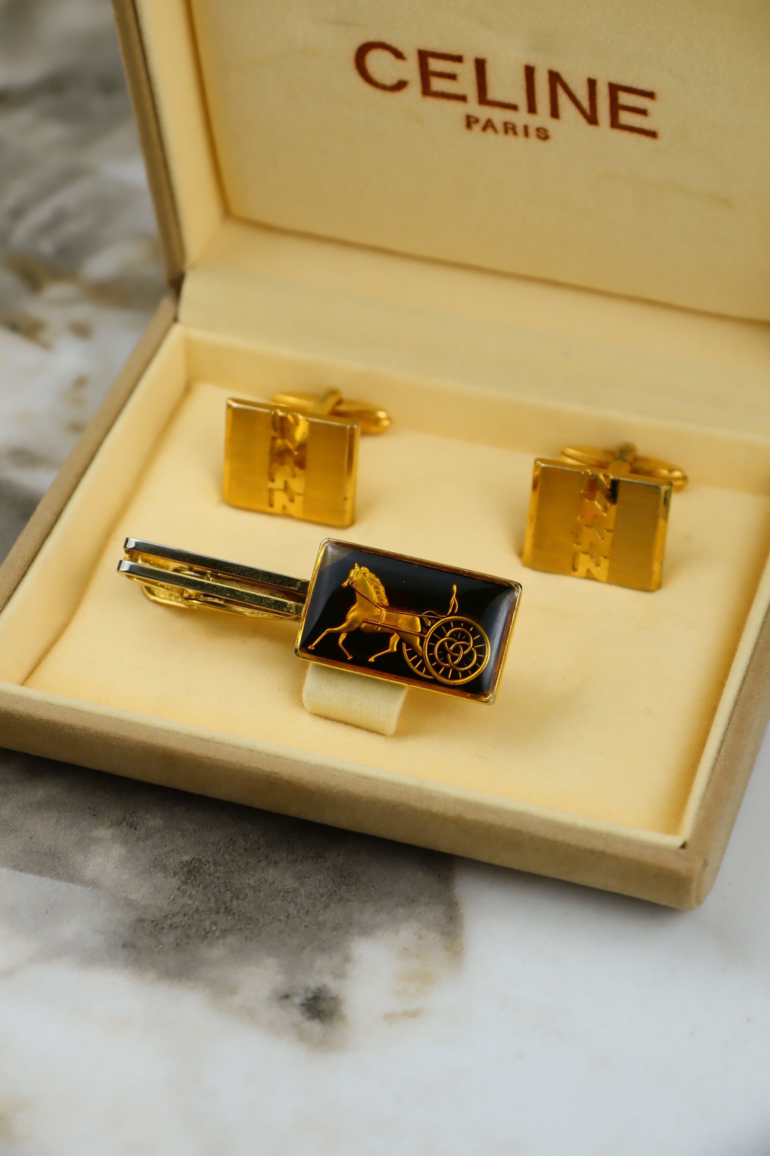 Celine – zestaw spinek do mankietów i krawata pozłacany z dużym emblematem (S11)
