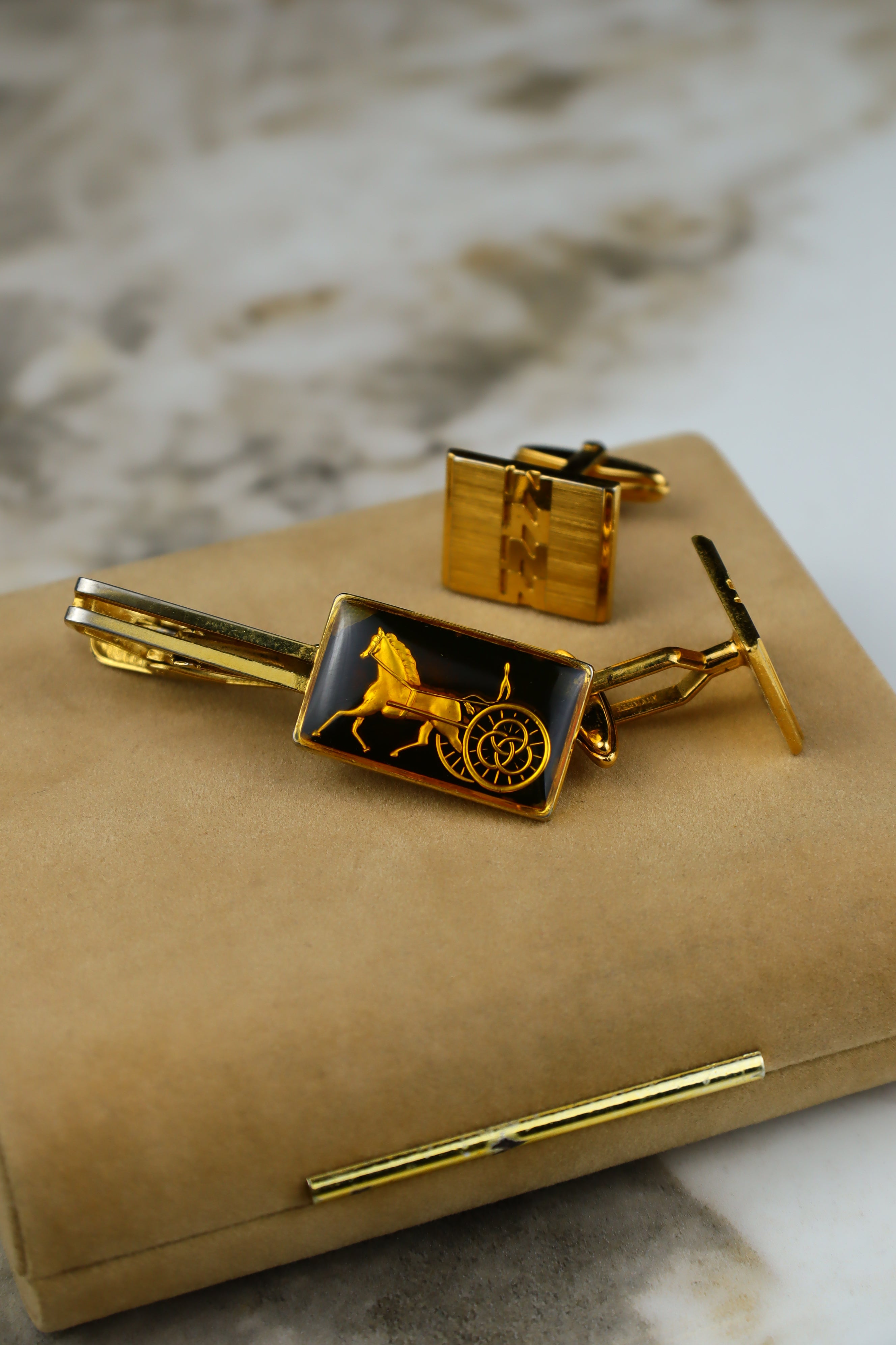 Celine – zestaw spinek do mankietów i krawata pozłacany z dużym emblematem (S11)