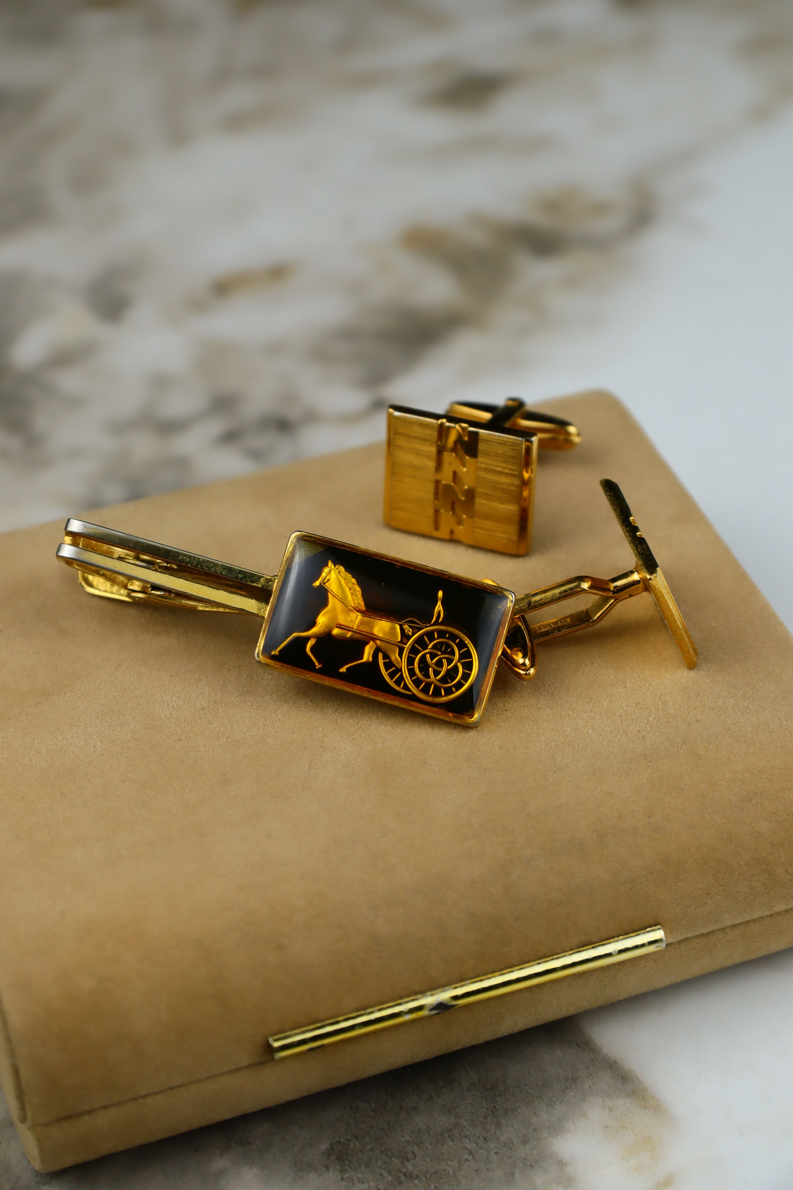 Celine – zestaw spinek do mankietów i krawata pozłacany z dużym emblematem (S11)