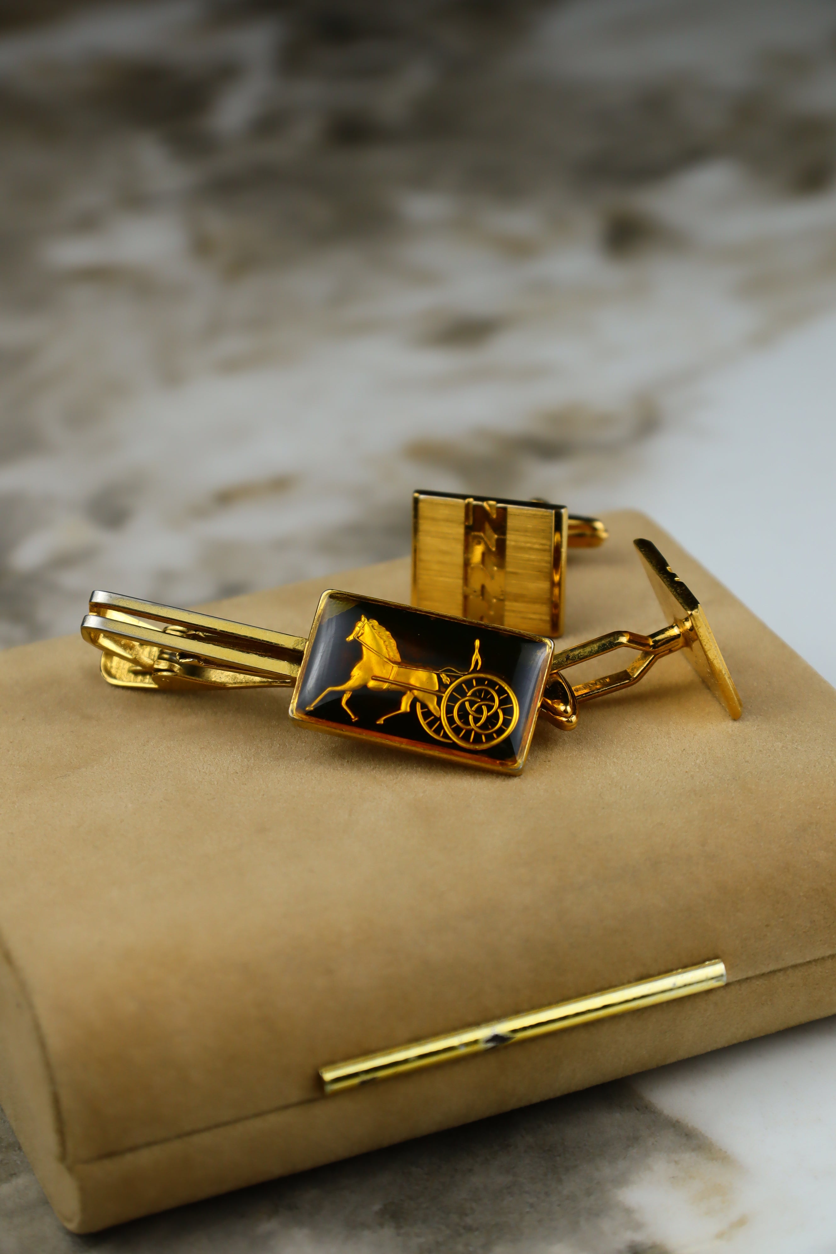 Celine – zestaw spinek do mankietów i krawata pozłacany z dużym emblematem (S11)