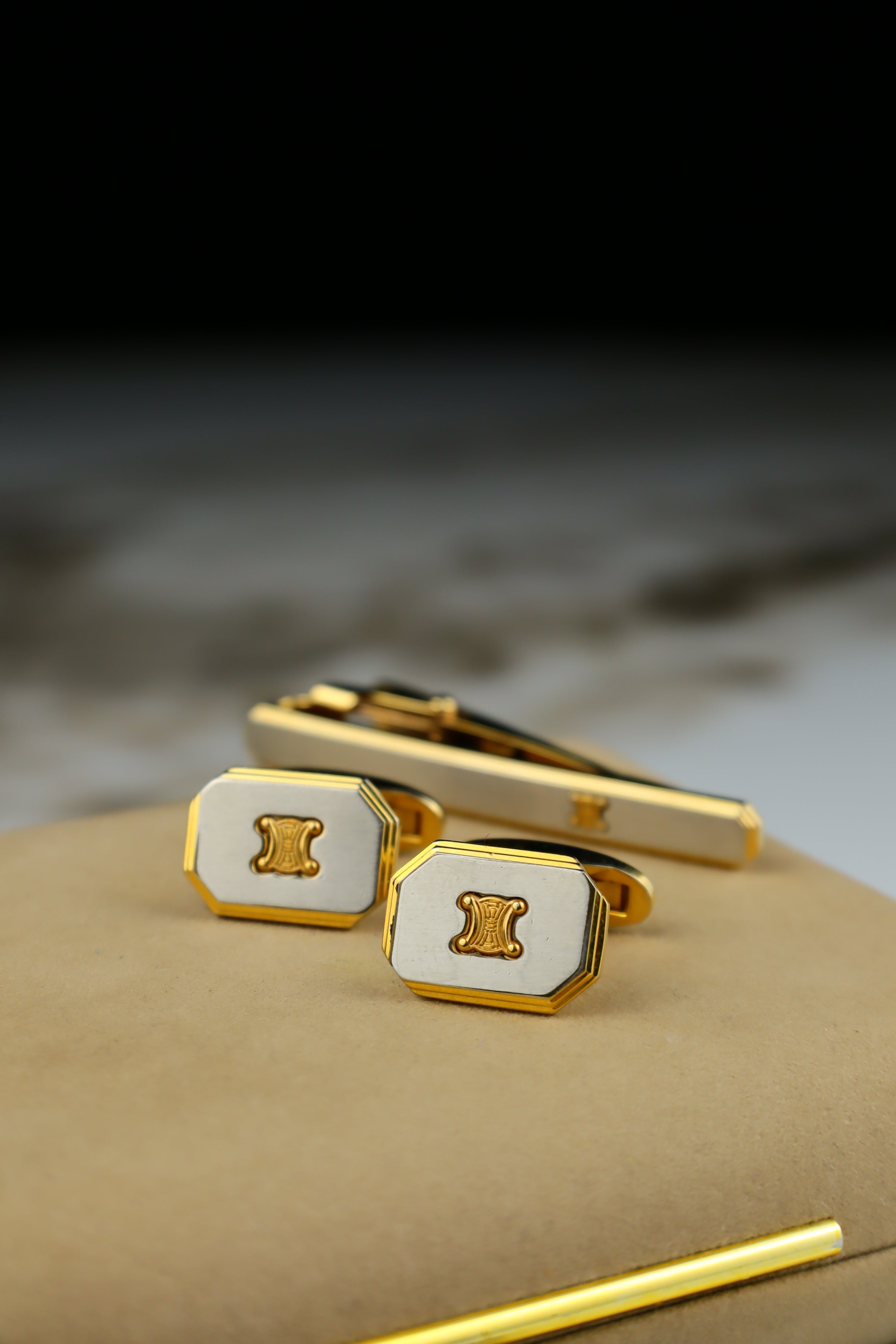 Celine – zestaw spinek do mankietów i krawata pozłacany ze stalowym wypełnieniem i emblematem (S12)