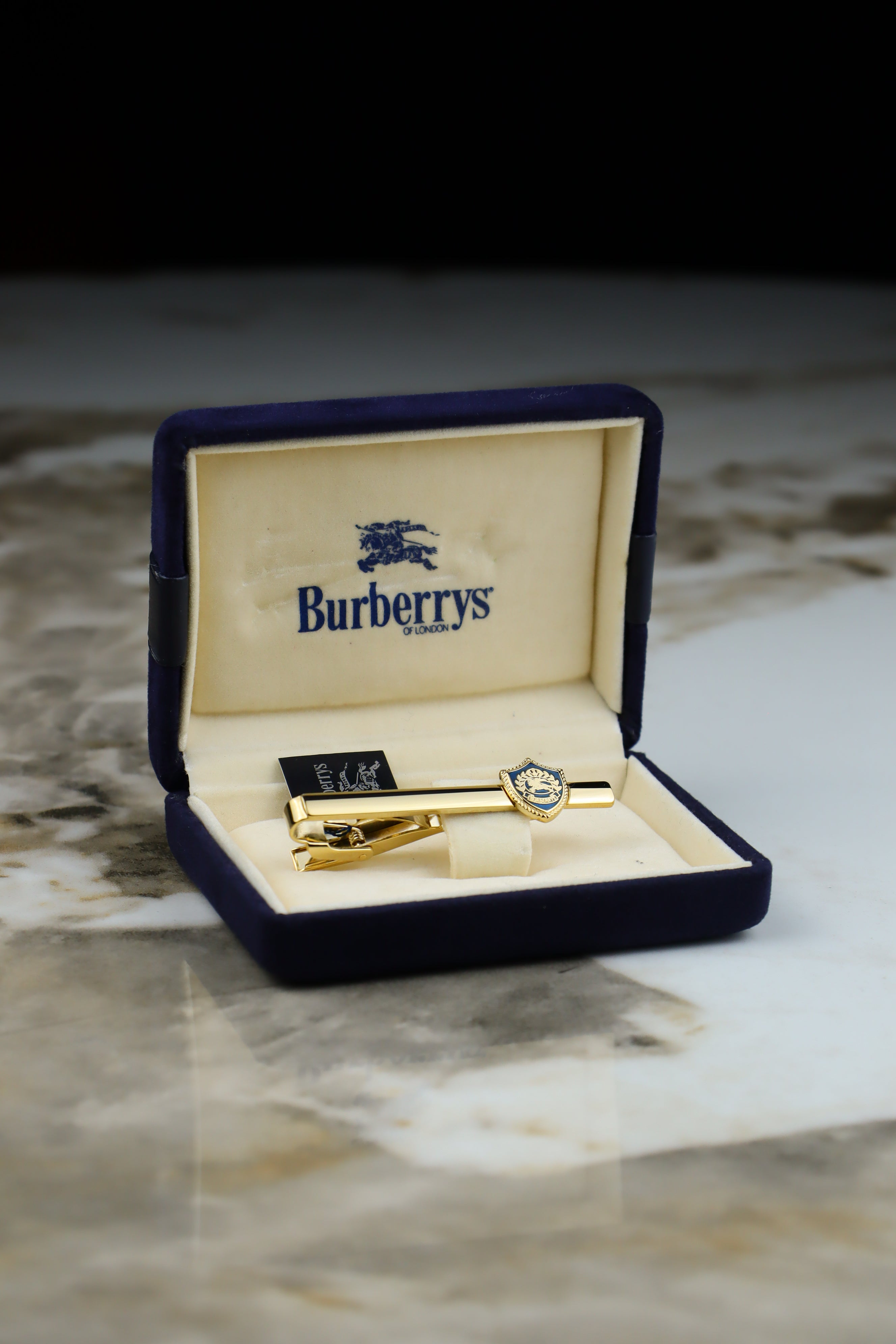 Burberry – spinka do krawatu pozłacana z herbem (S14)