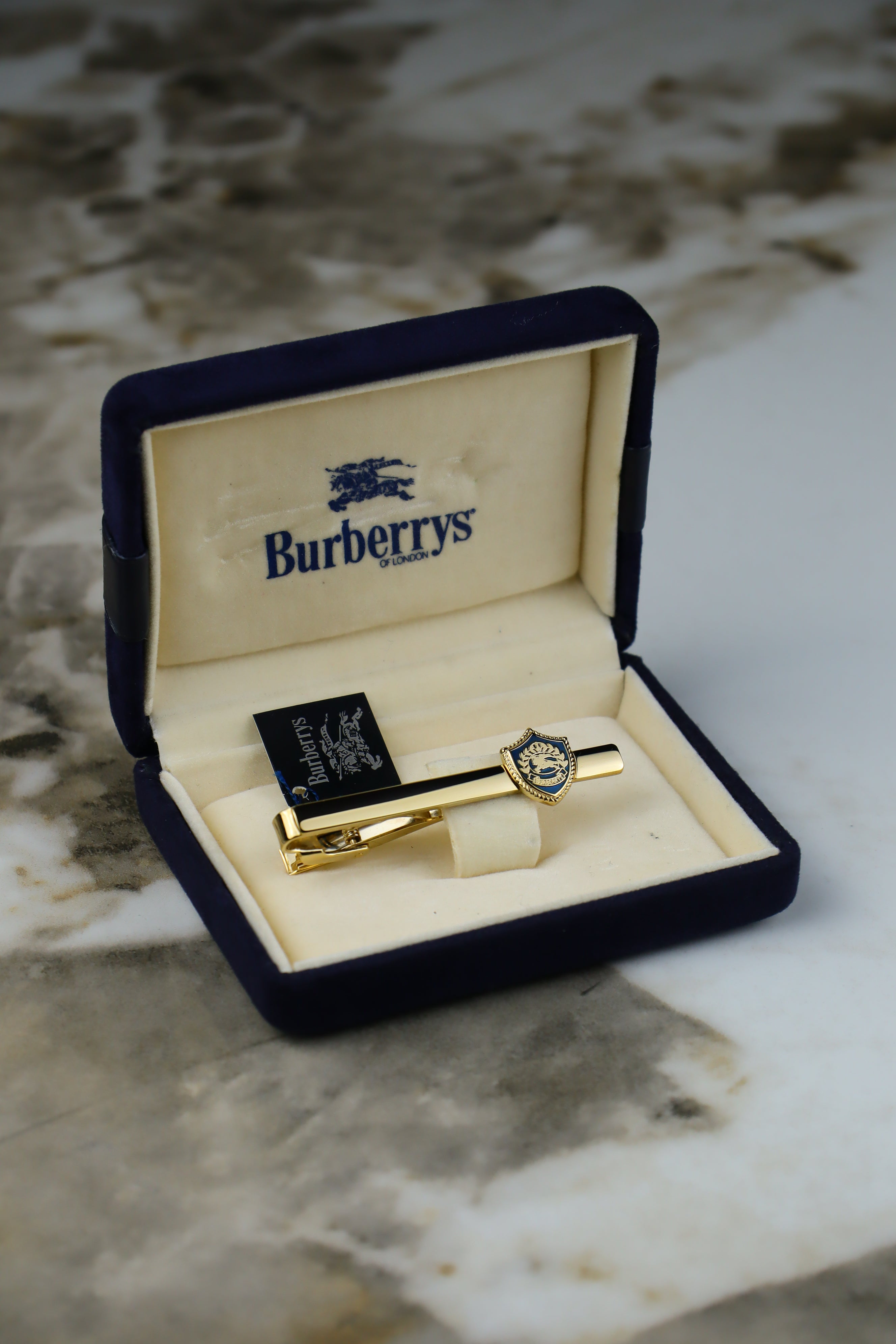 Burberry – spinka do krawatu pozłacana z herbem (S14)