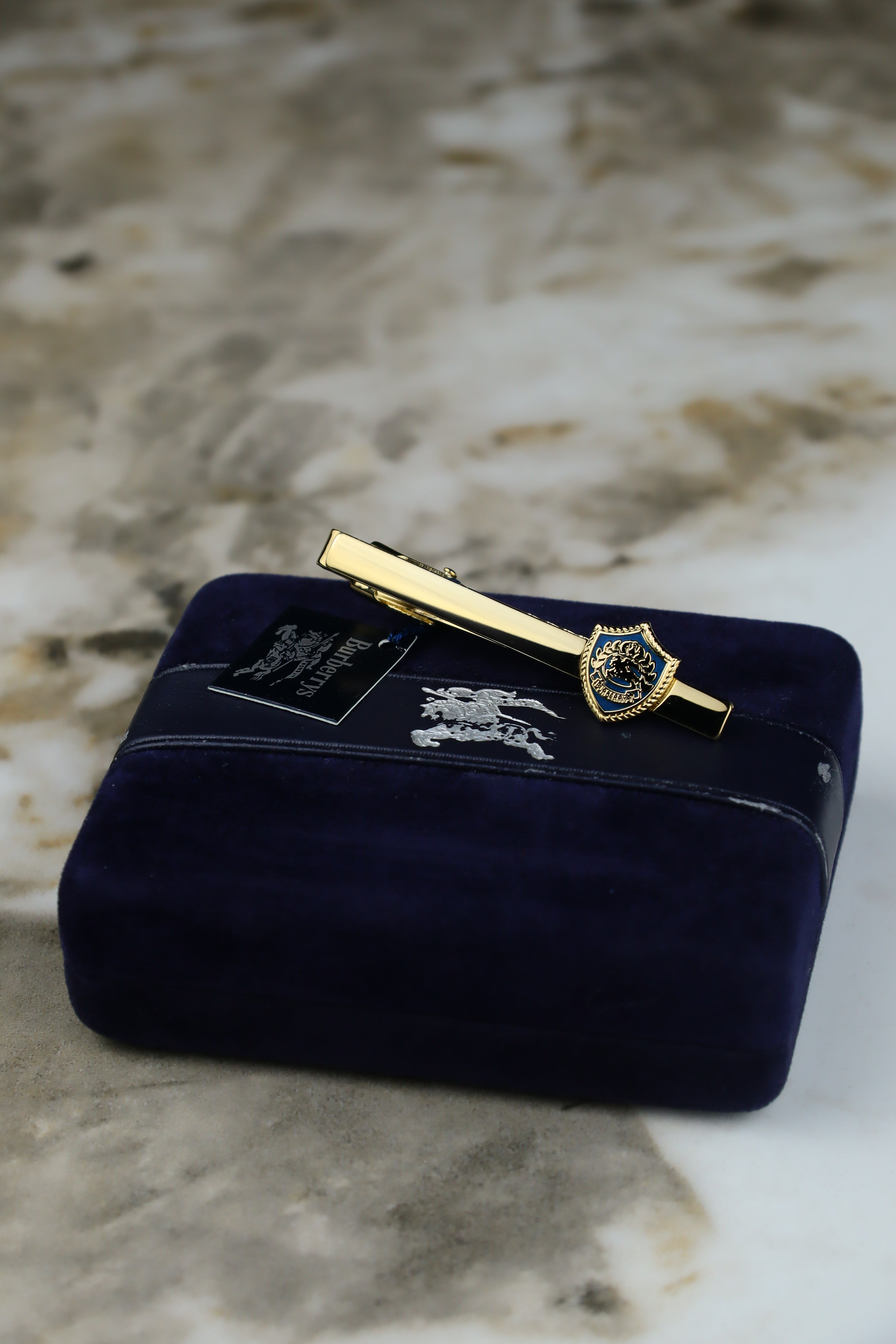 Burberry – spinka do krawatu pozłacana z herbem (S14)