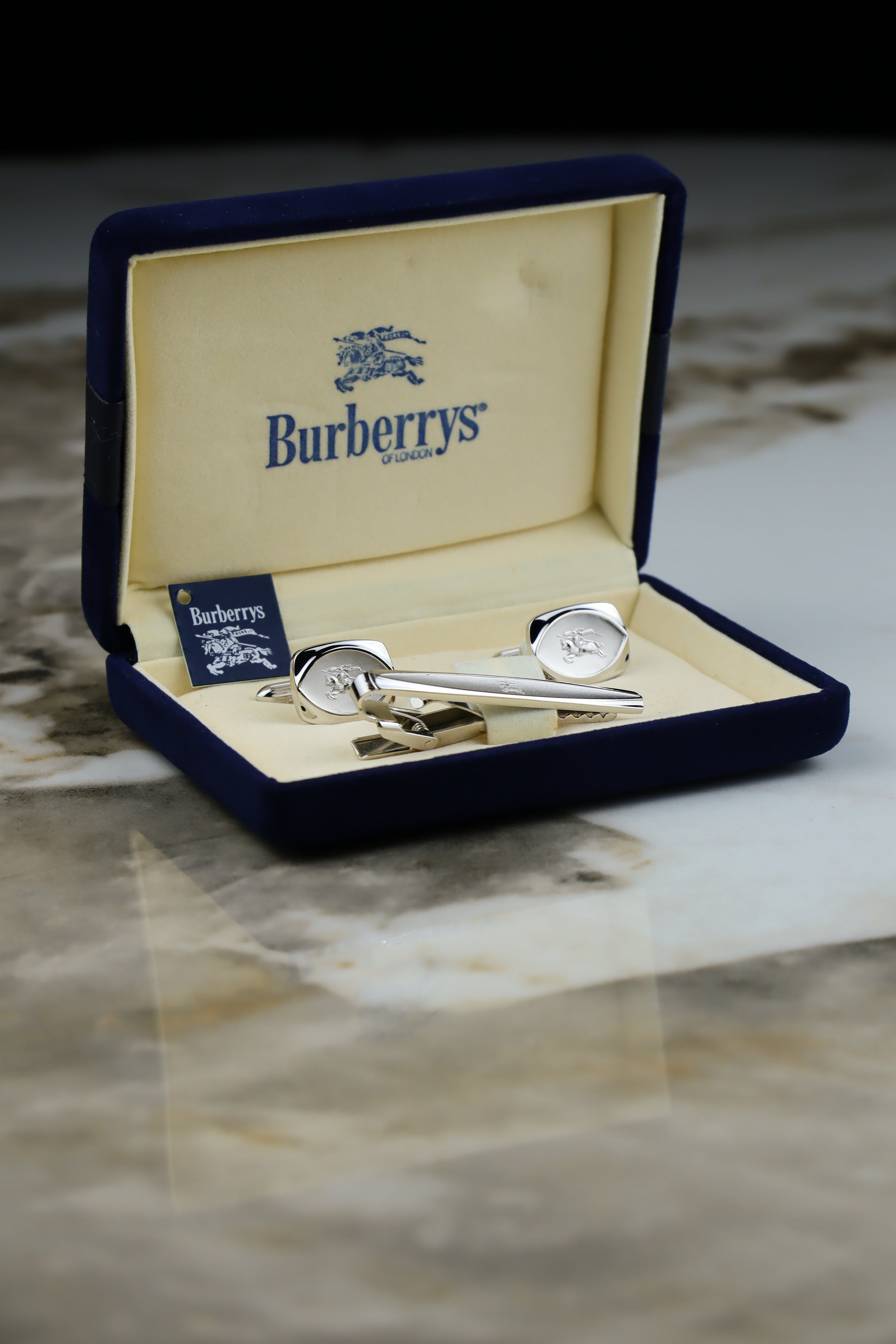 Burberry – zestaw spinek do mankietów i krawata stalowy z logo jeźdźca (S15)