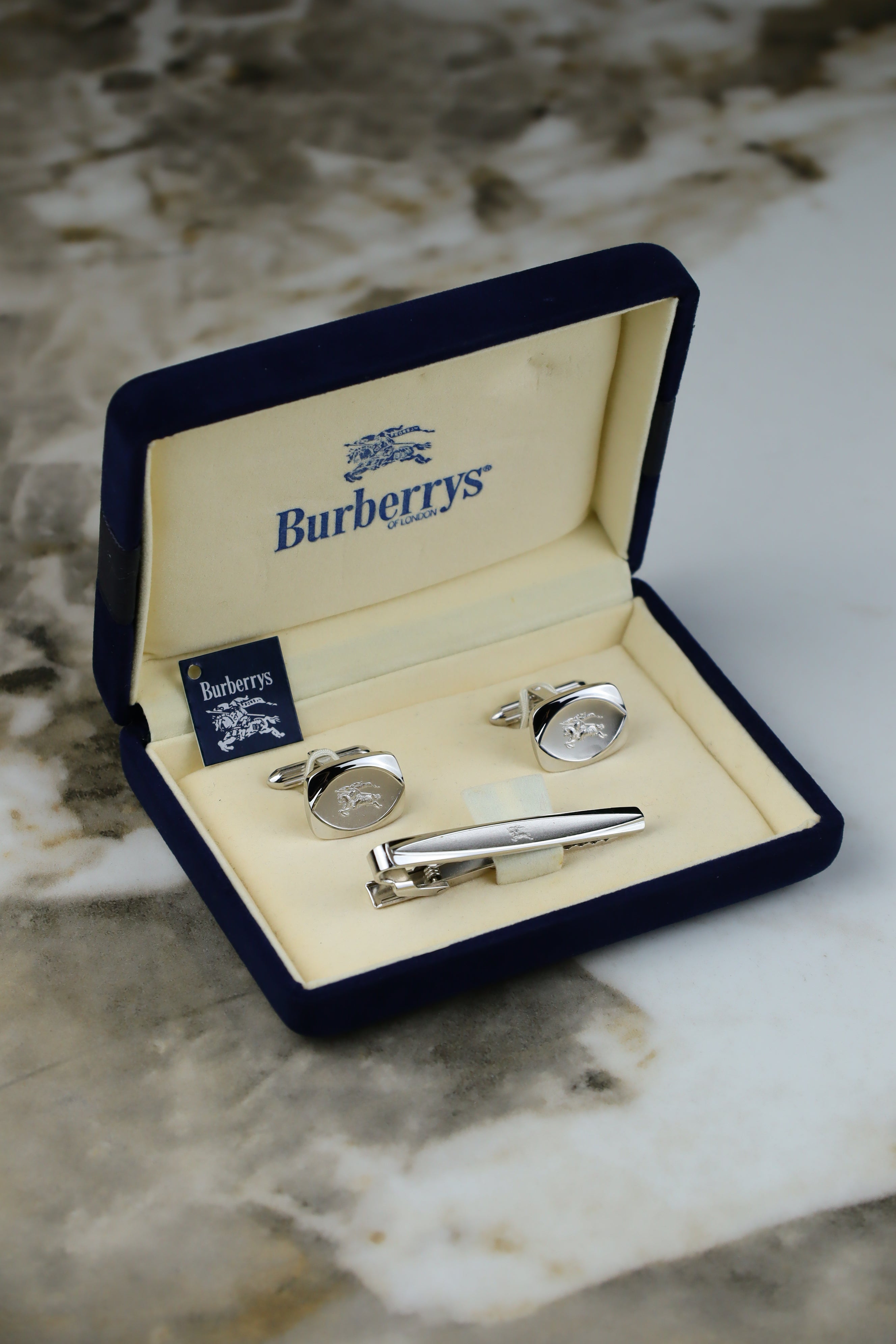 Burberry – zestaw spinek do mankietów i krawata stalowy z logo jeźdźca (S15)