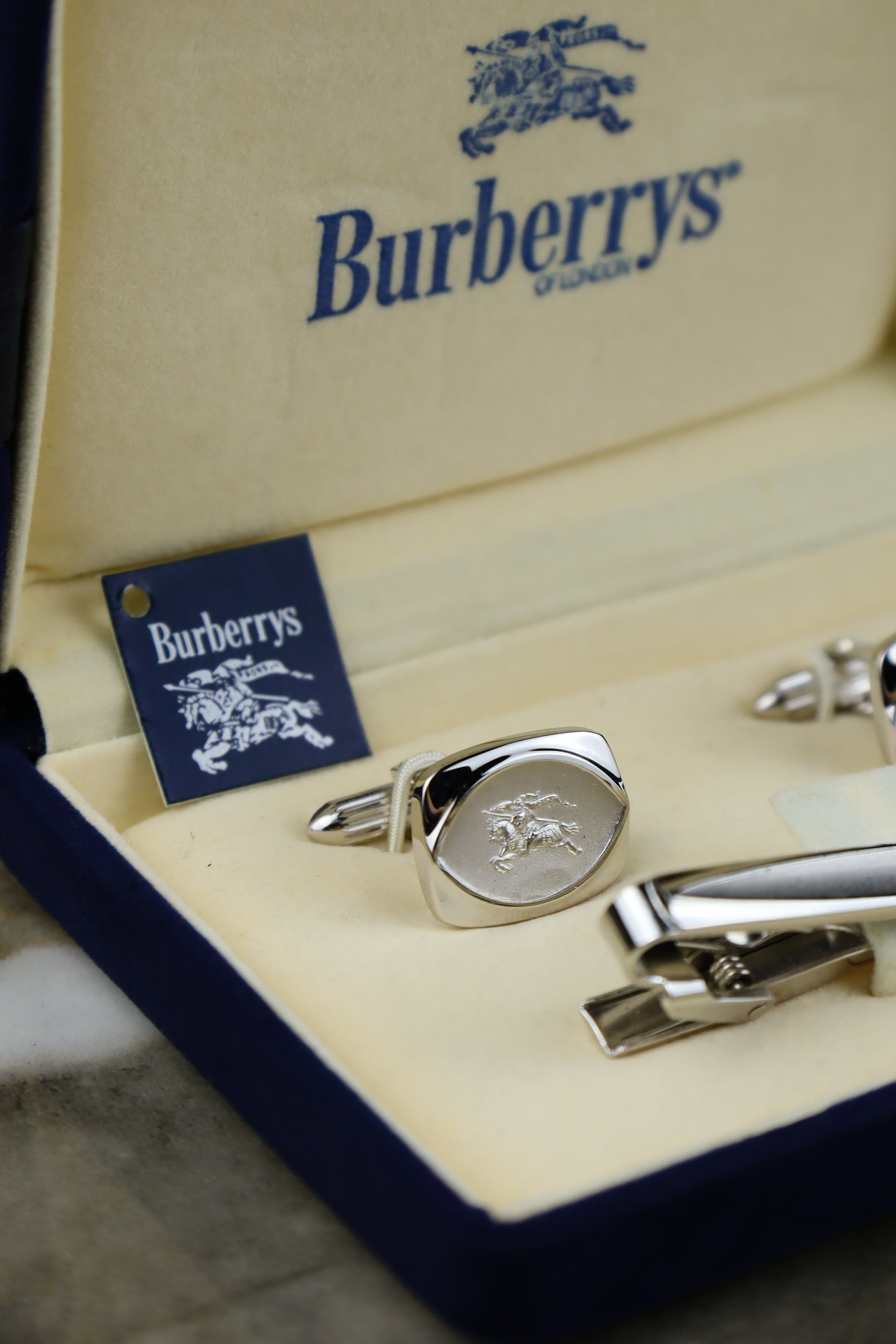 Burberry – zestaw spinek do mankietów i krawata stalowy z logo jeźdźca (S15)