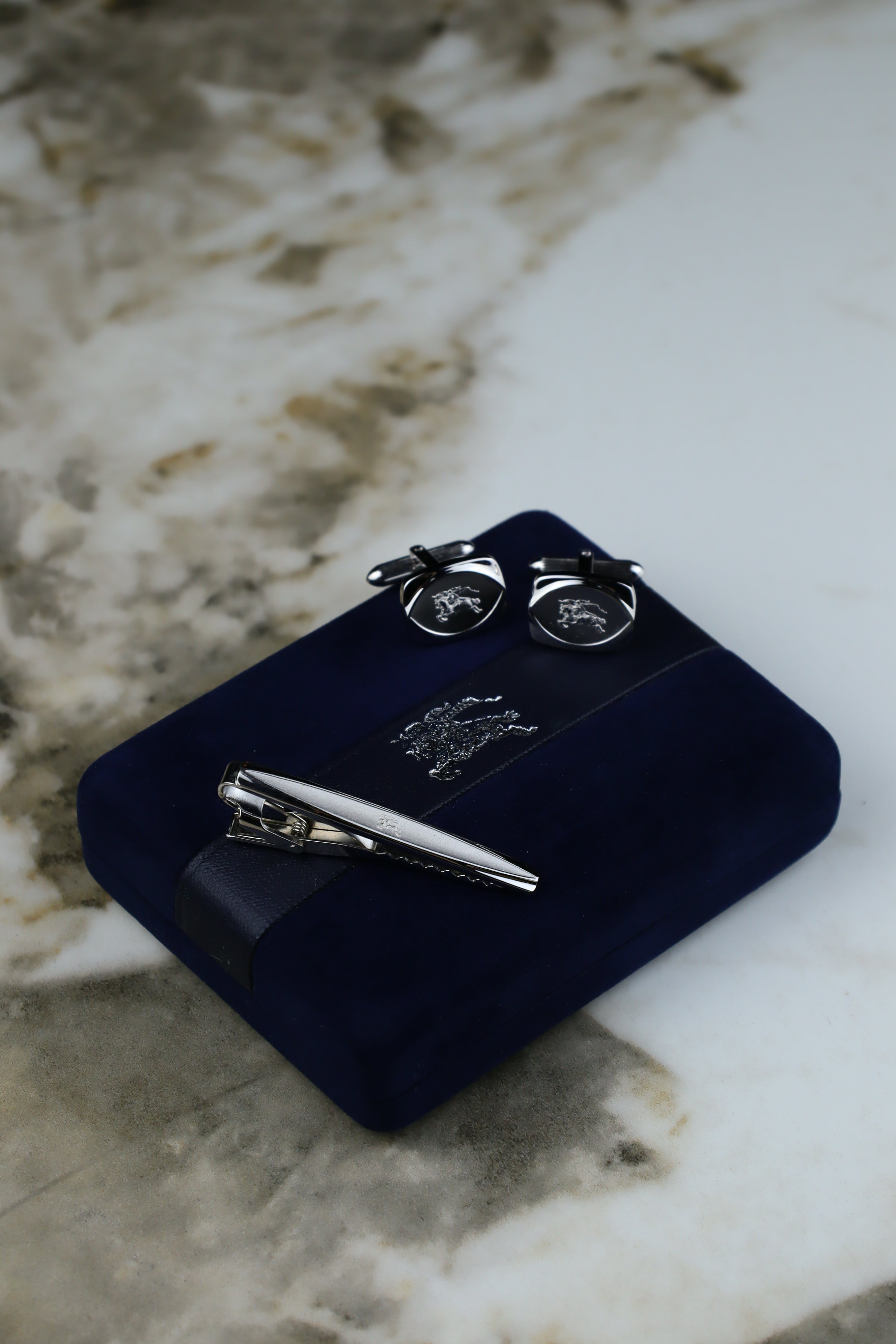 Burberry – zestaw spinek do mankietów i krawata stalowy z logo jeźdźca (S15)