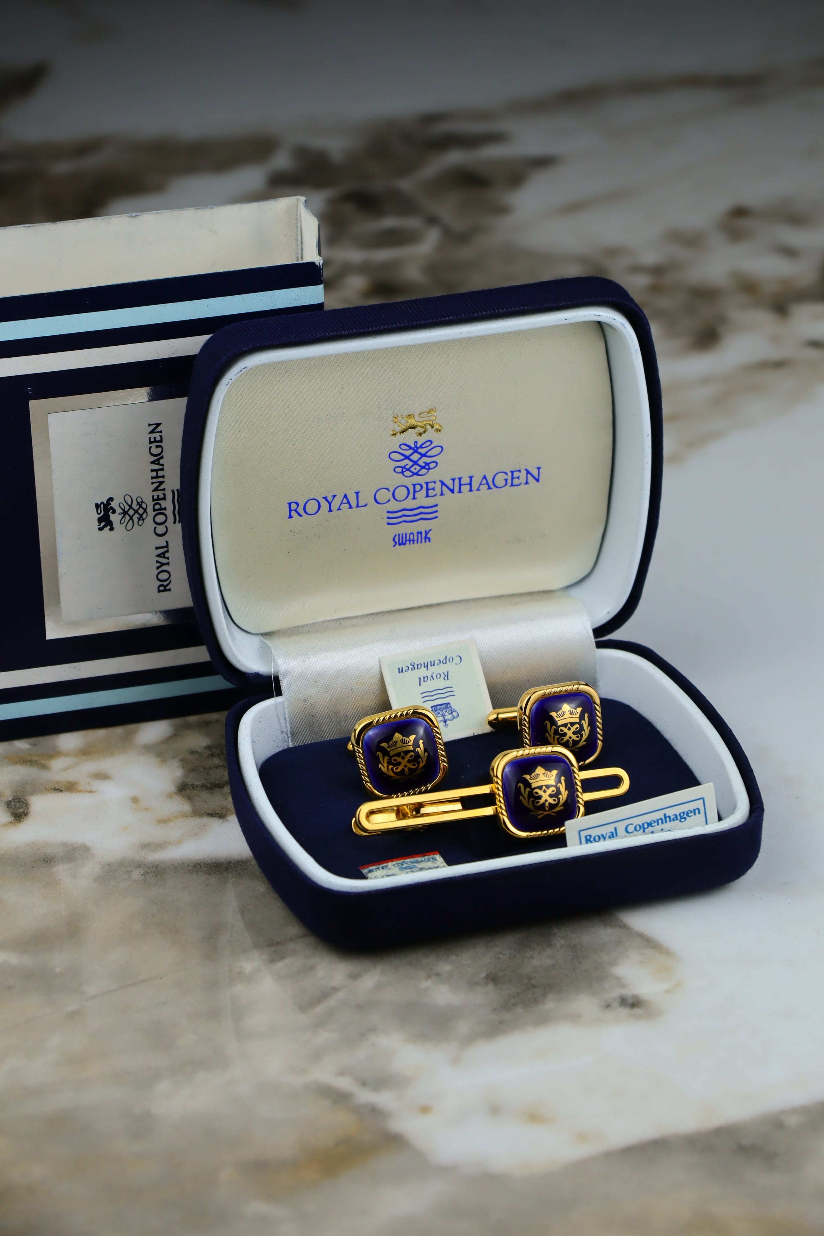 Royal Copenhagen – zestaw spinek do mankietów i krawata pozłacany z marynarskim emblematem (S18)