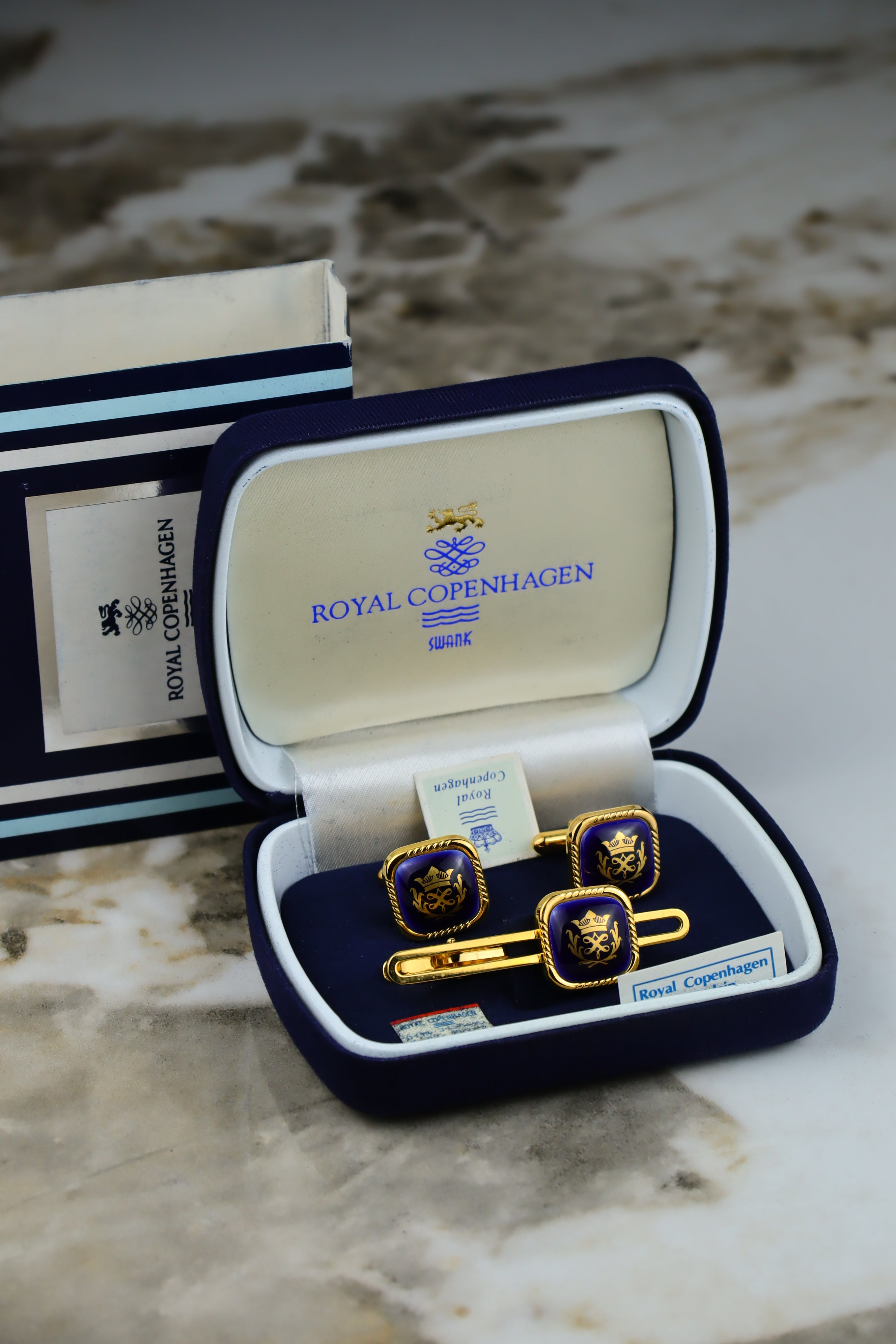 Royal Copenhagen – zestaw spinek do mankietów i krawata pozłacany z marynarskim emblematem (S18)