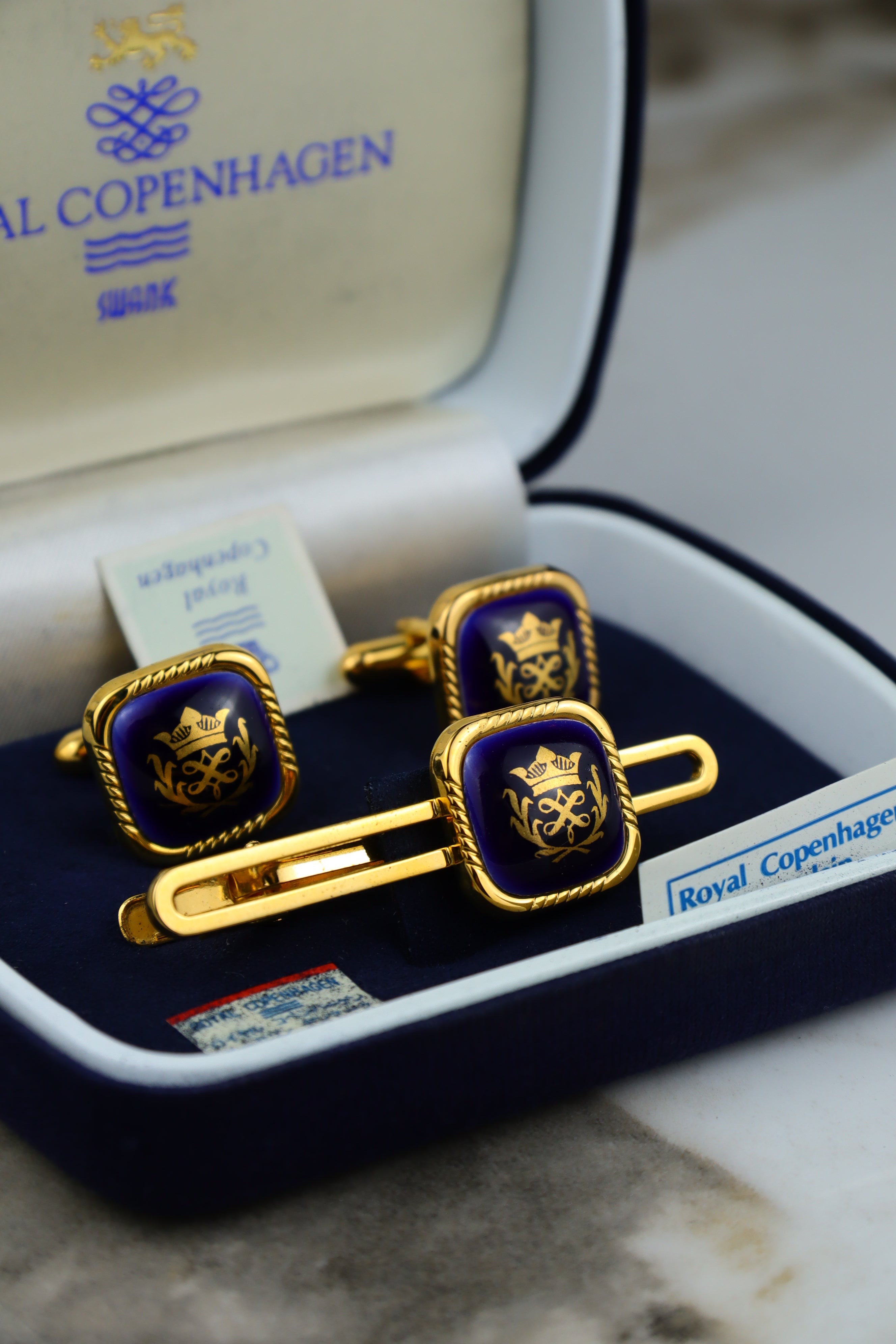 Royal Copenhagen – zestaw spinek do mankietów i krawata pozłacany z marynarskim emblematem (S18)