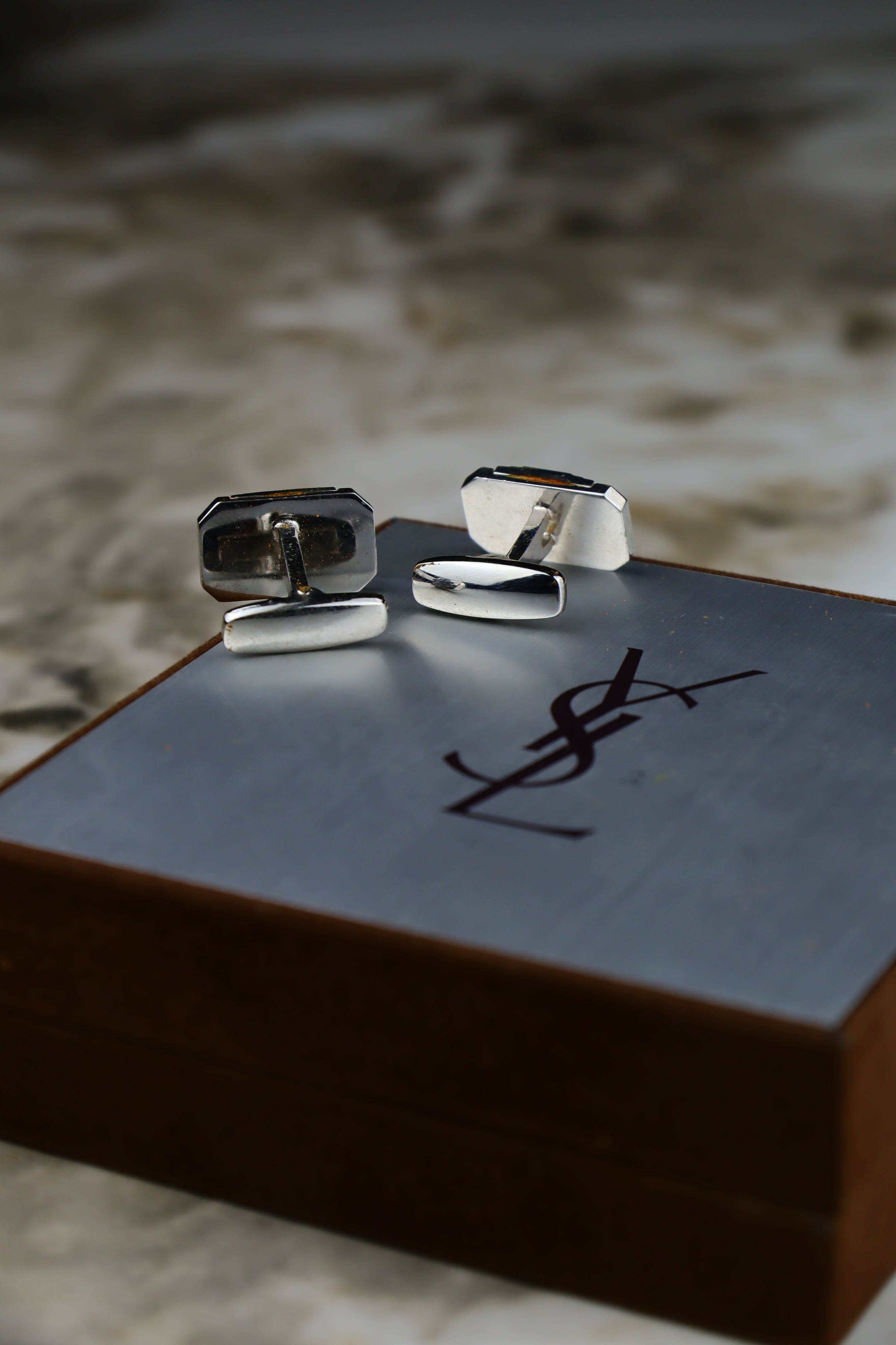 Yves Saint Laurent – klasyczne spinki do mankietów stalowe z logo (S19)