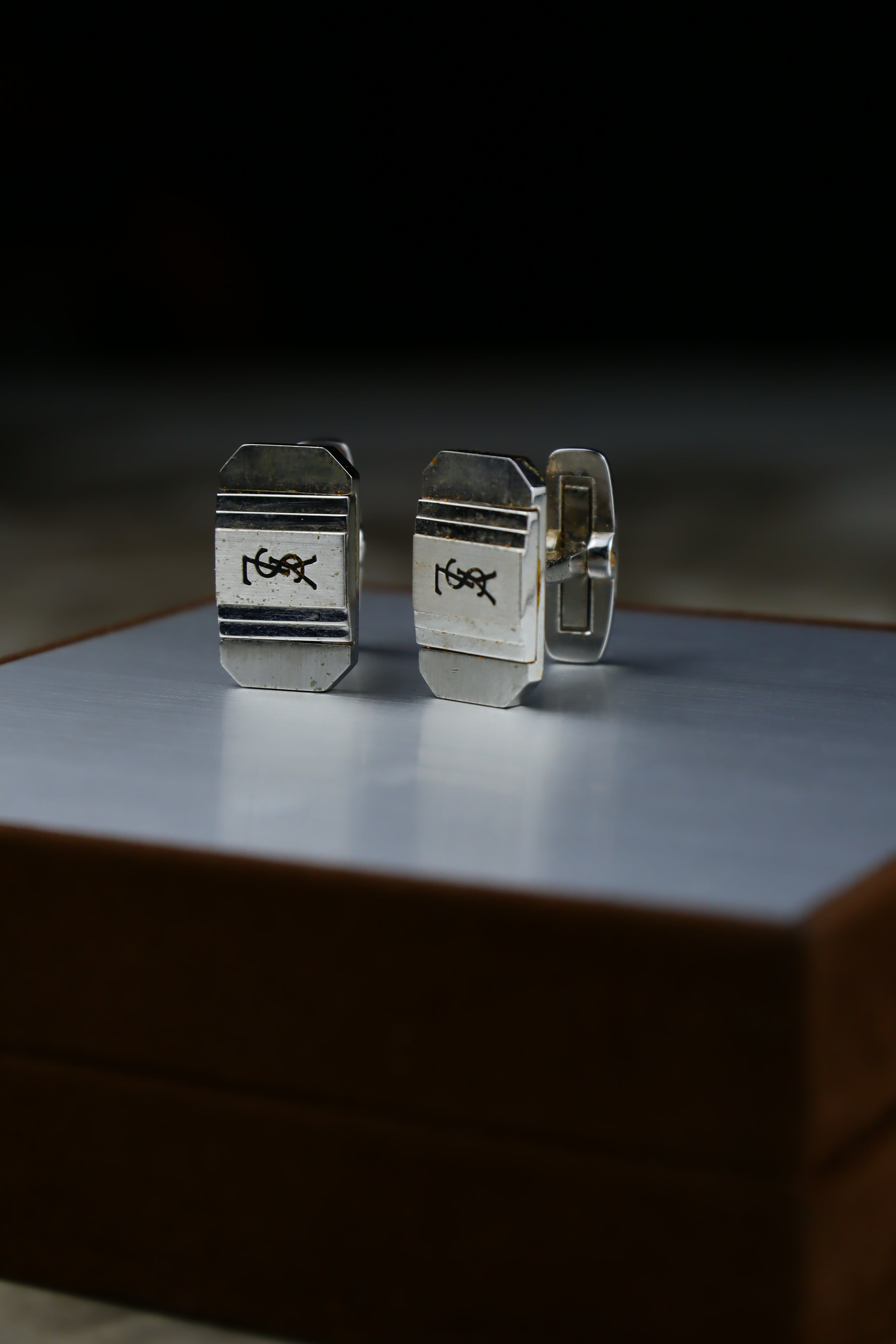 Yves Saint Laurent – klasyczne spinki do mankietów stalowe z logo (S19)