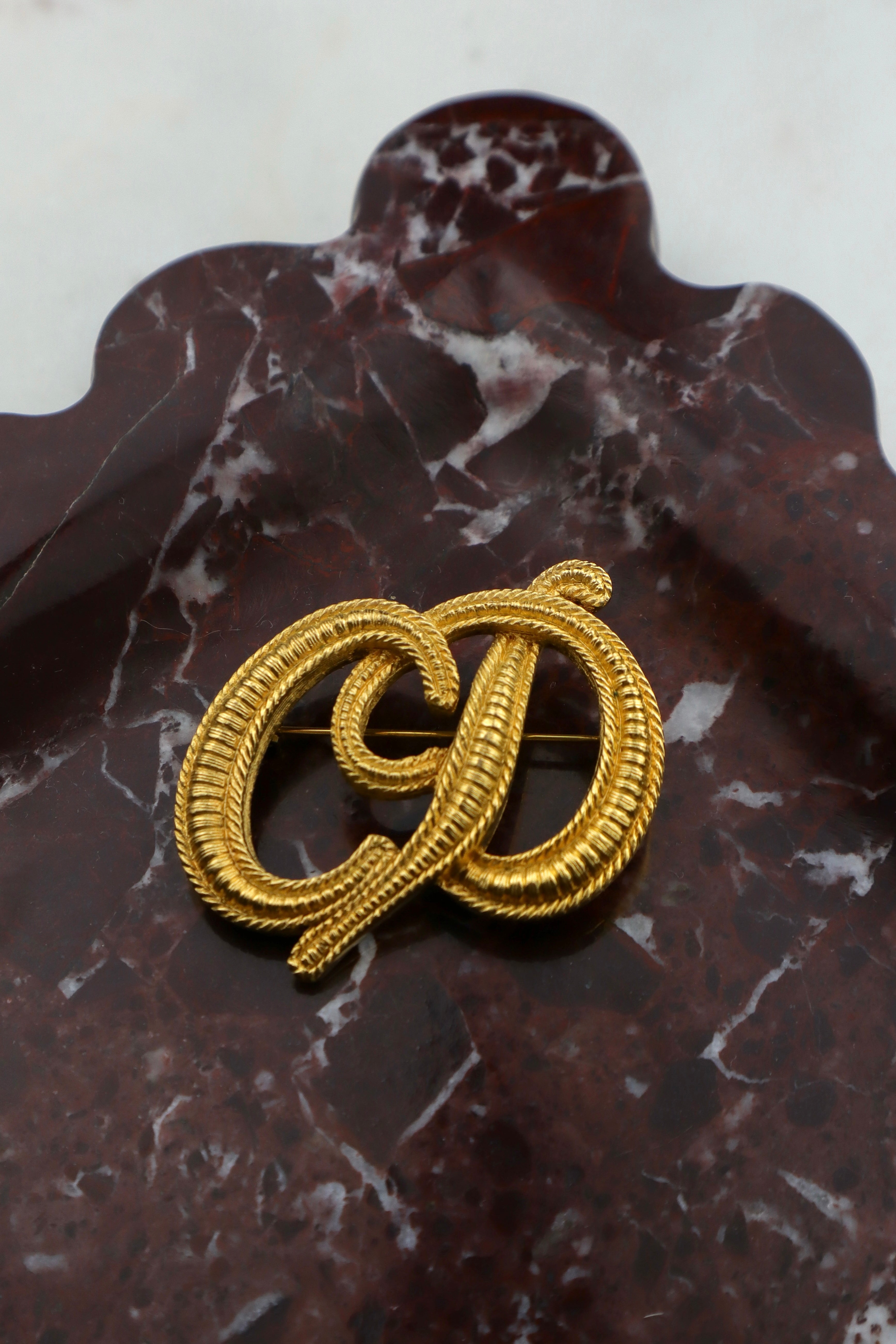 Christian Dior - broszka logo CD