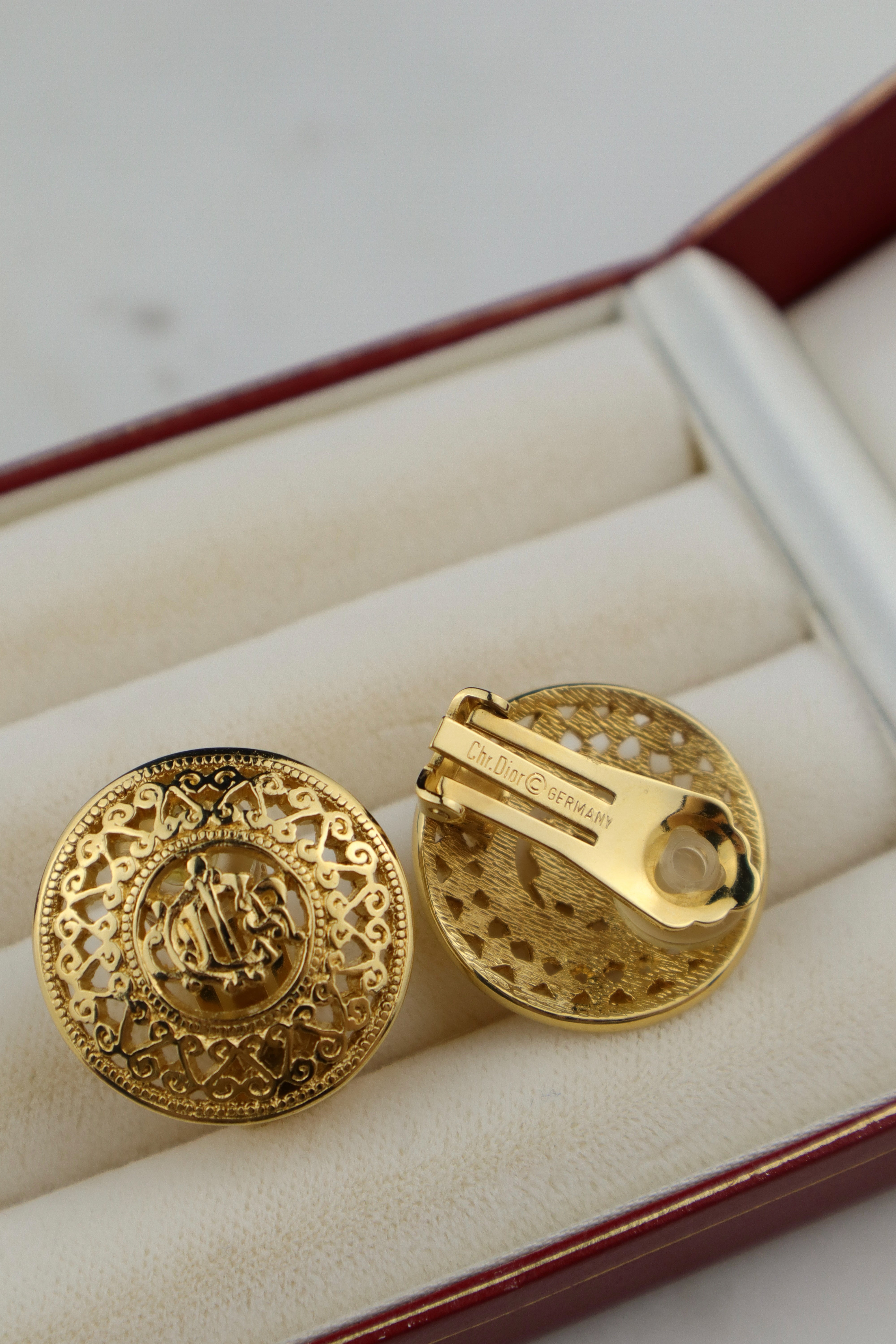 Christian Dior - vintage klipsy złote logo