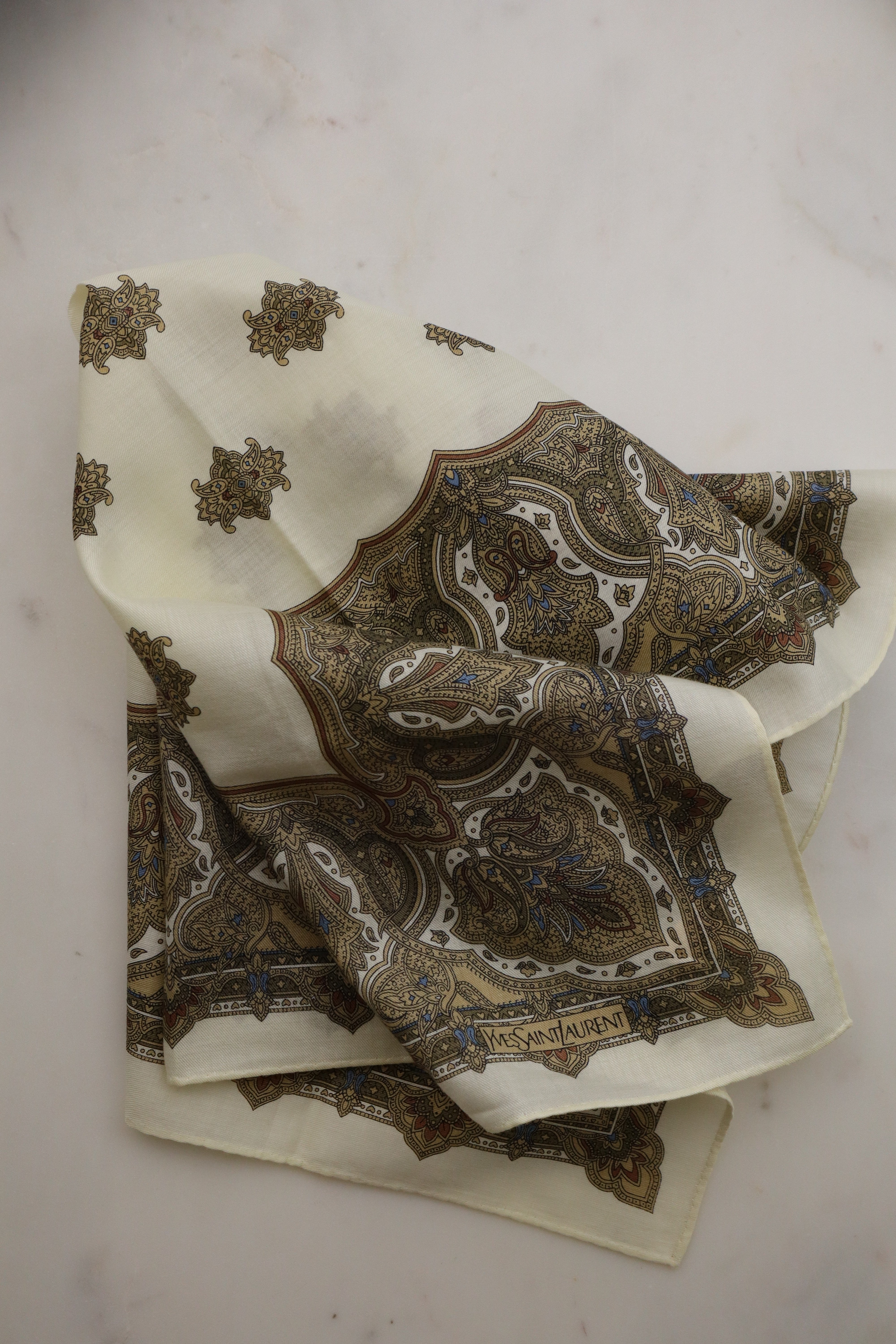 Yves Saint Laurent – Ornamentowa gawroszka YSL