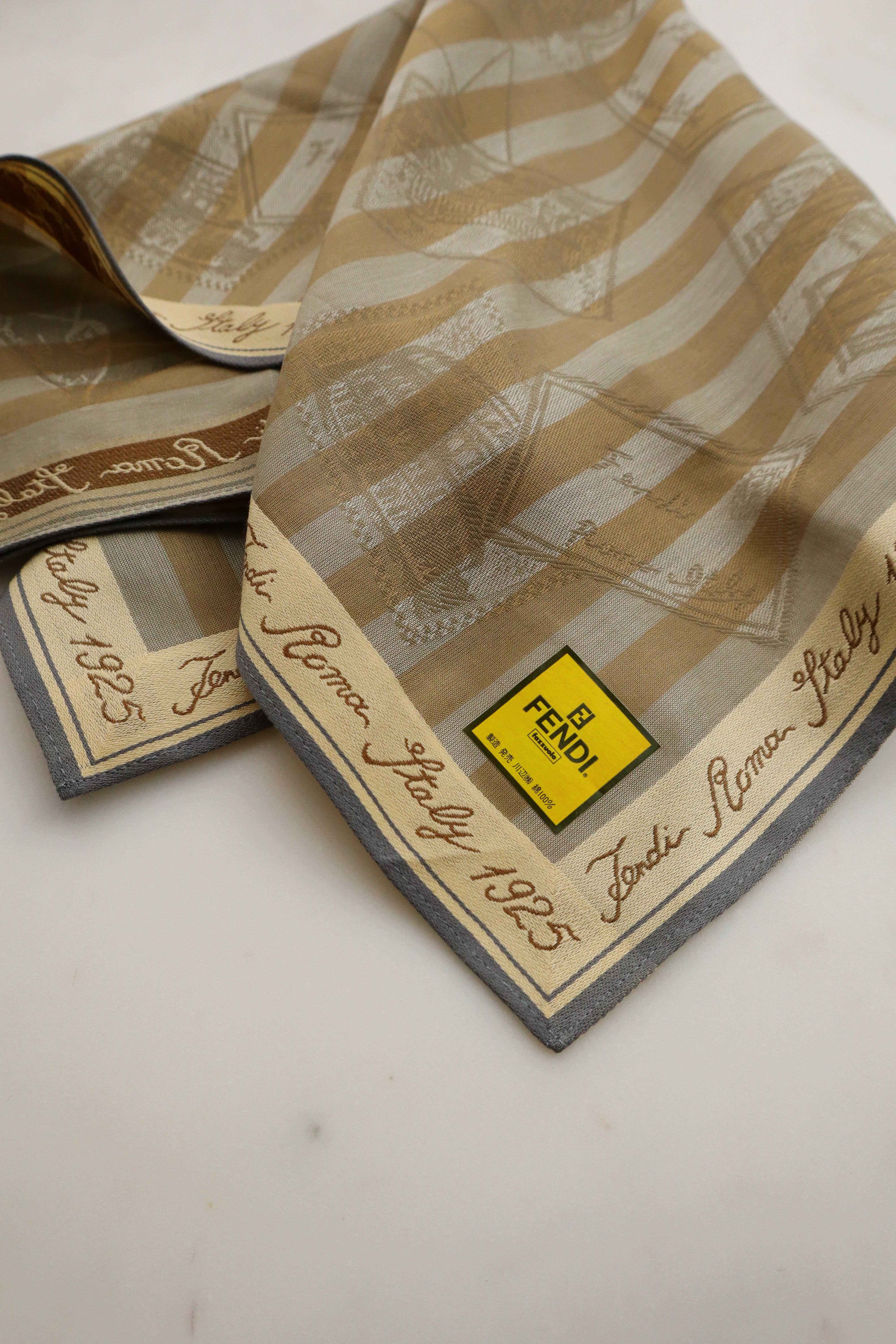 Fendi – Beżowo-złota gawroszka/chustka w pasy Fendi