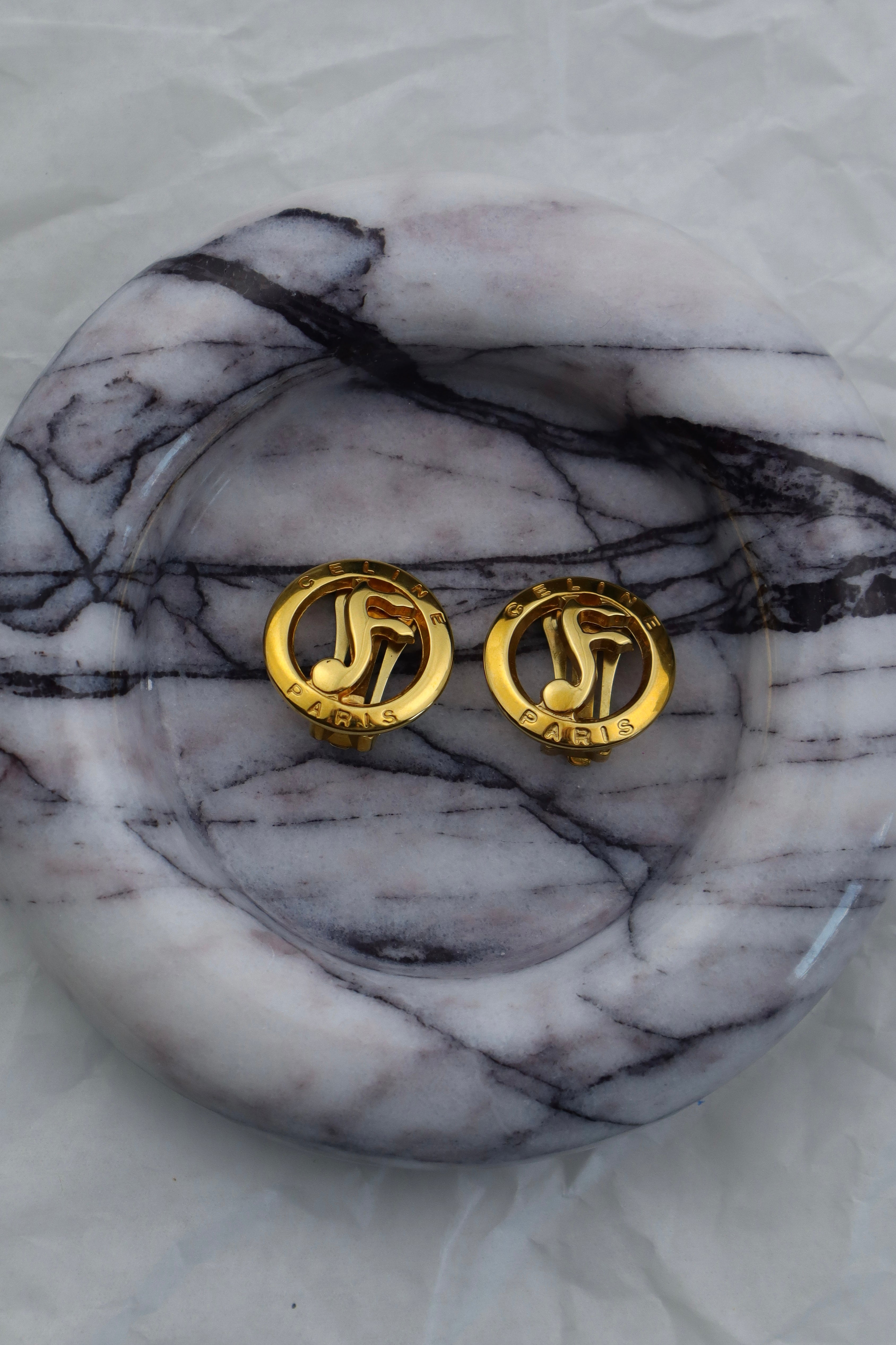 Céline – złote klipsy z logo