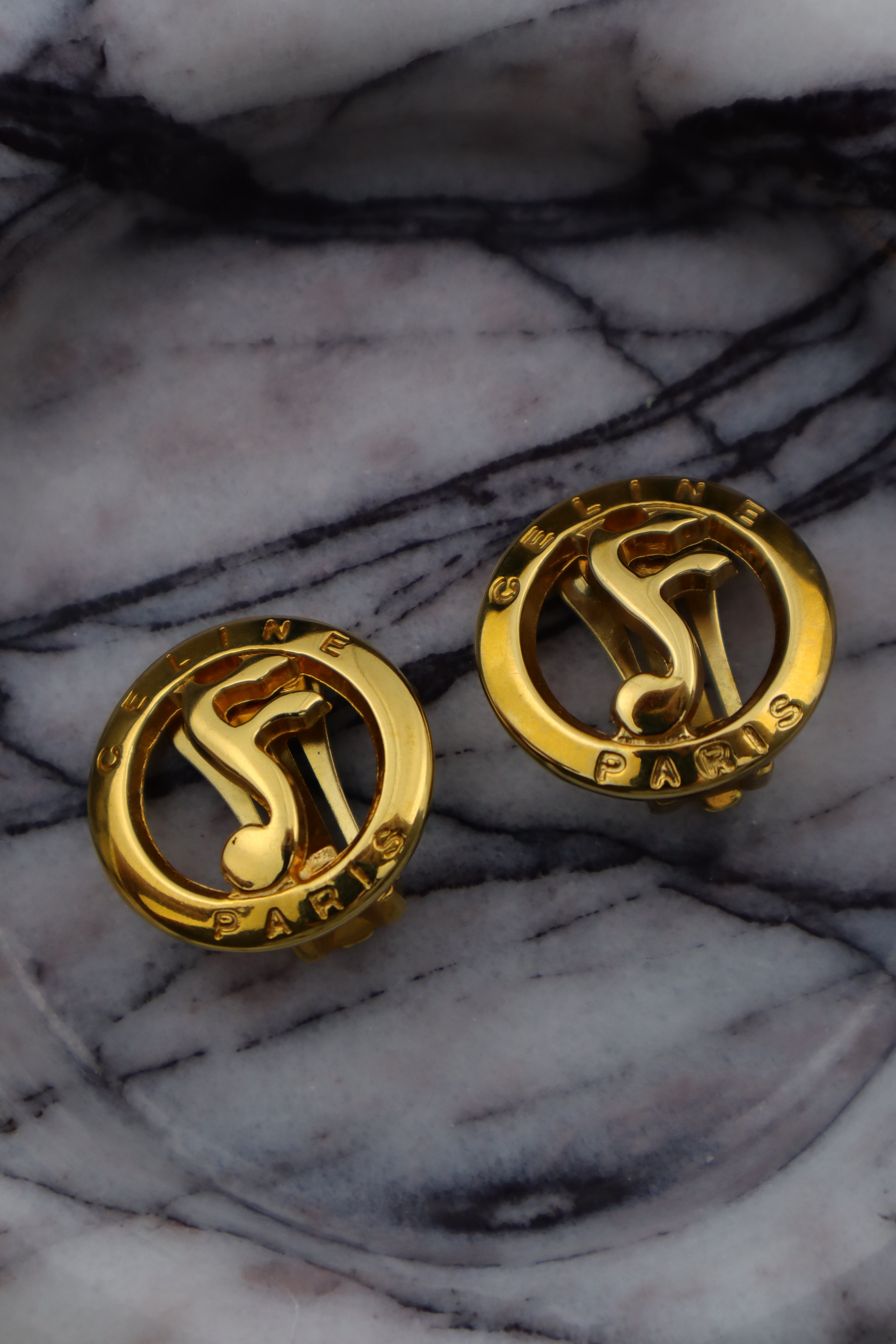 Céline – złote klipsy z logo