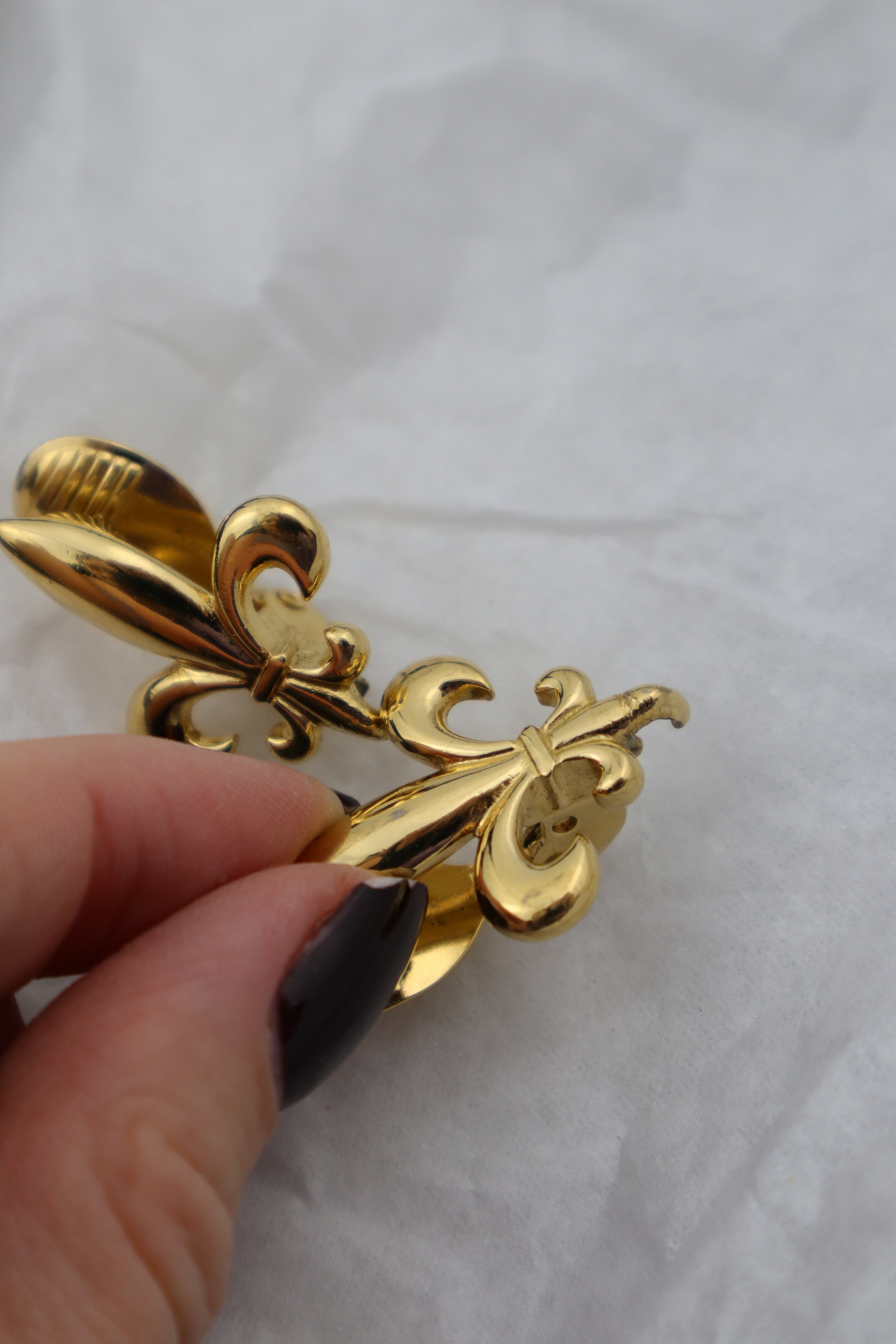 Givenchy - złocone klipsy z motywem fleur‑de‑lis