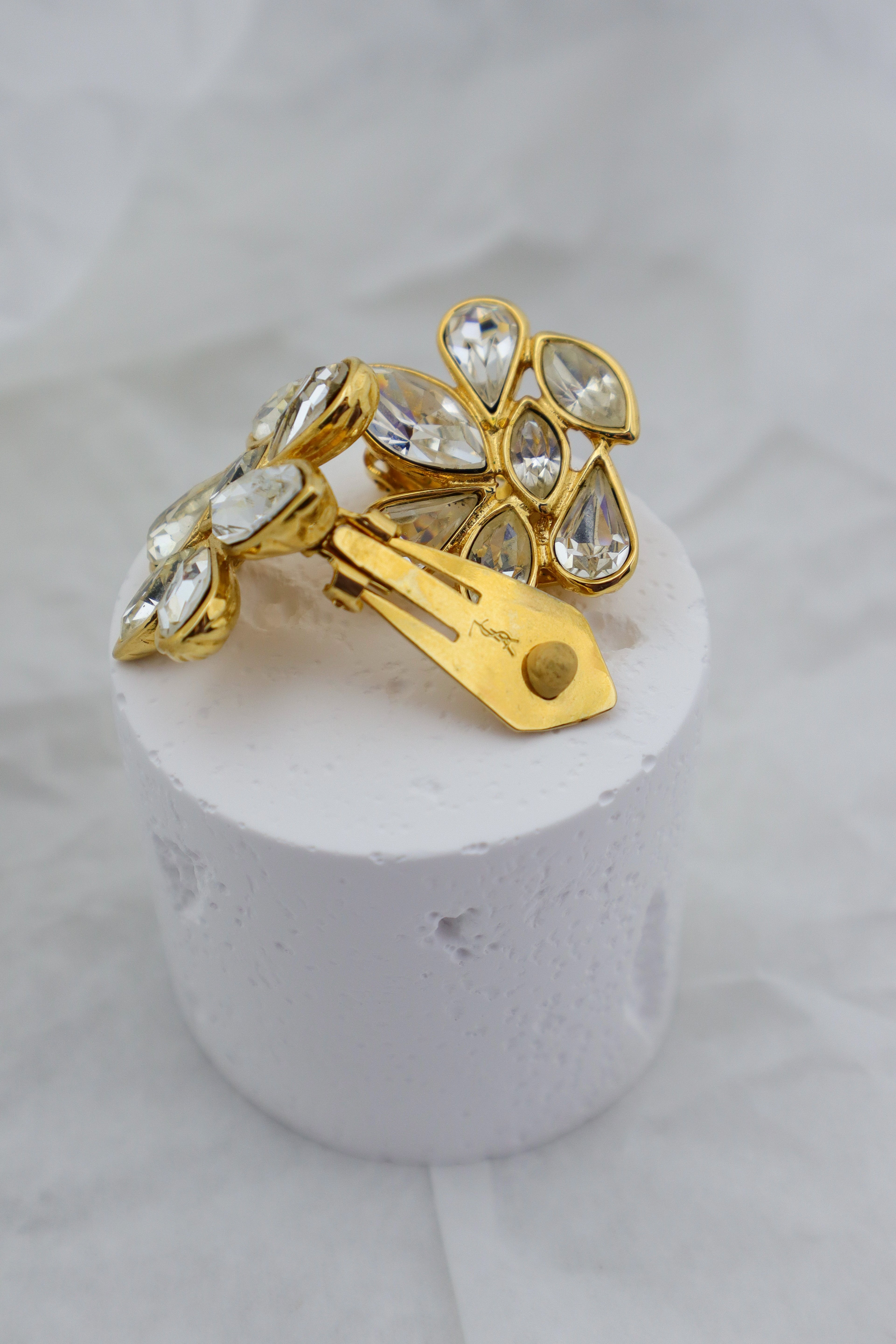 Yves Saint Laurent – klipsy z kryształowymi listkami