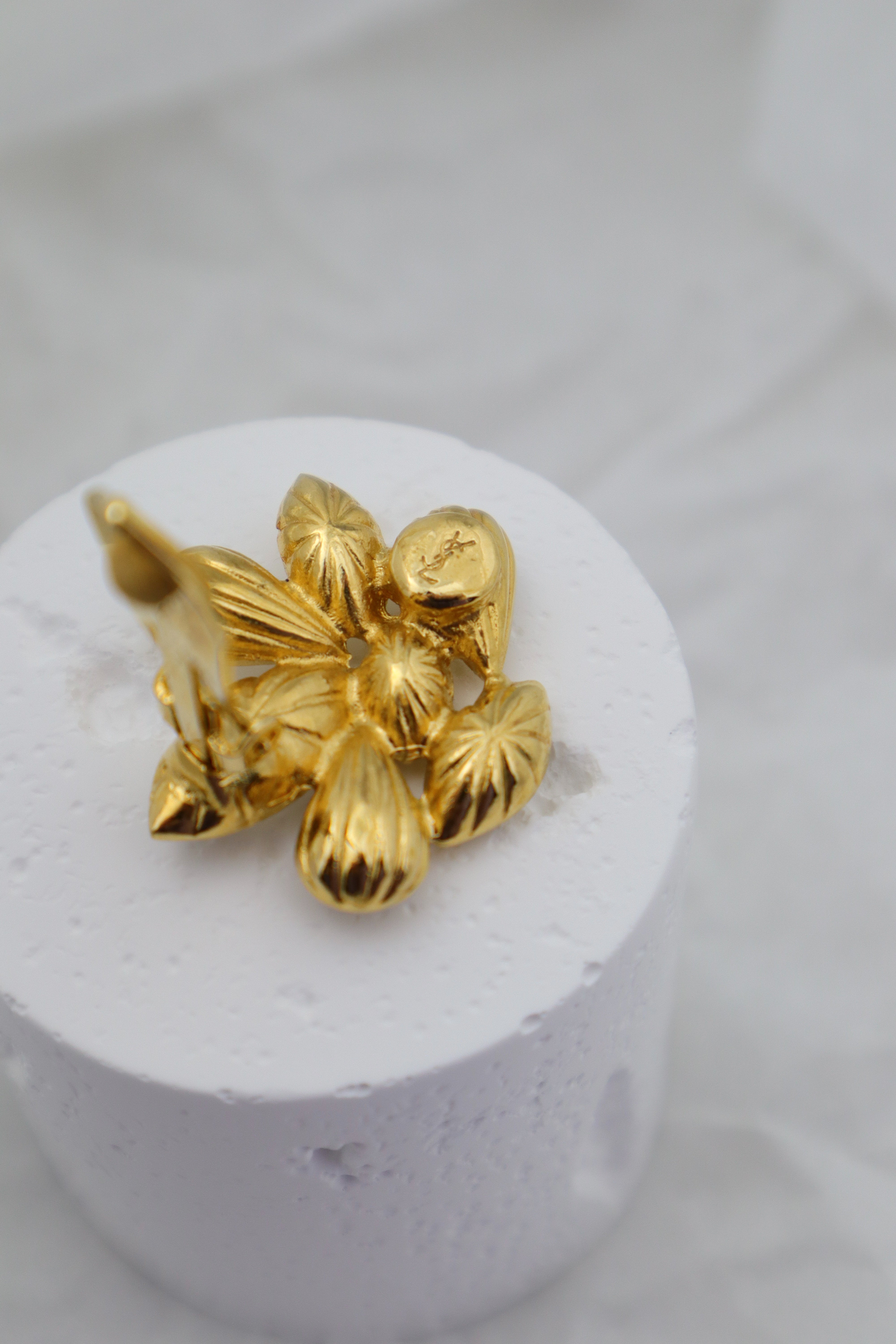 Yves Saint Laurent – klipsy z kryształowymi listkami