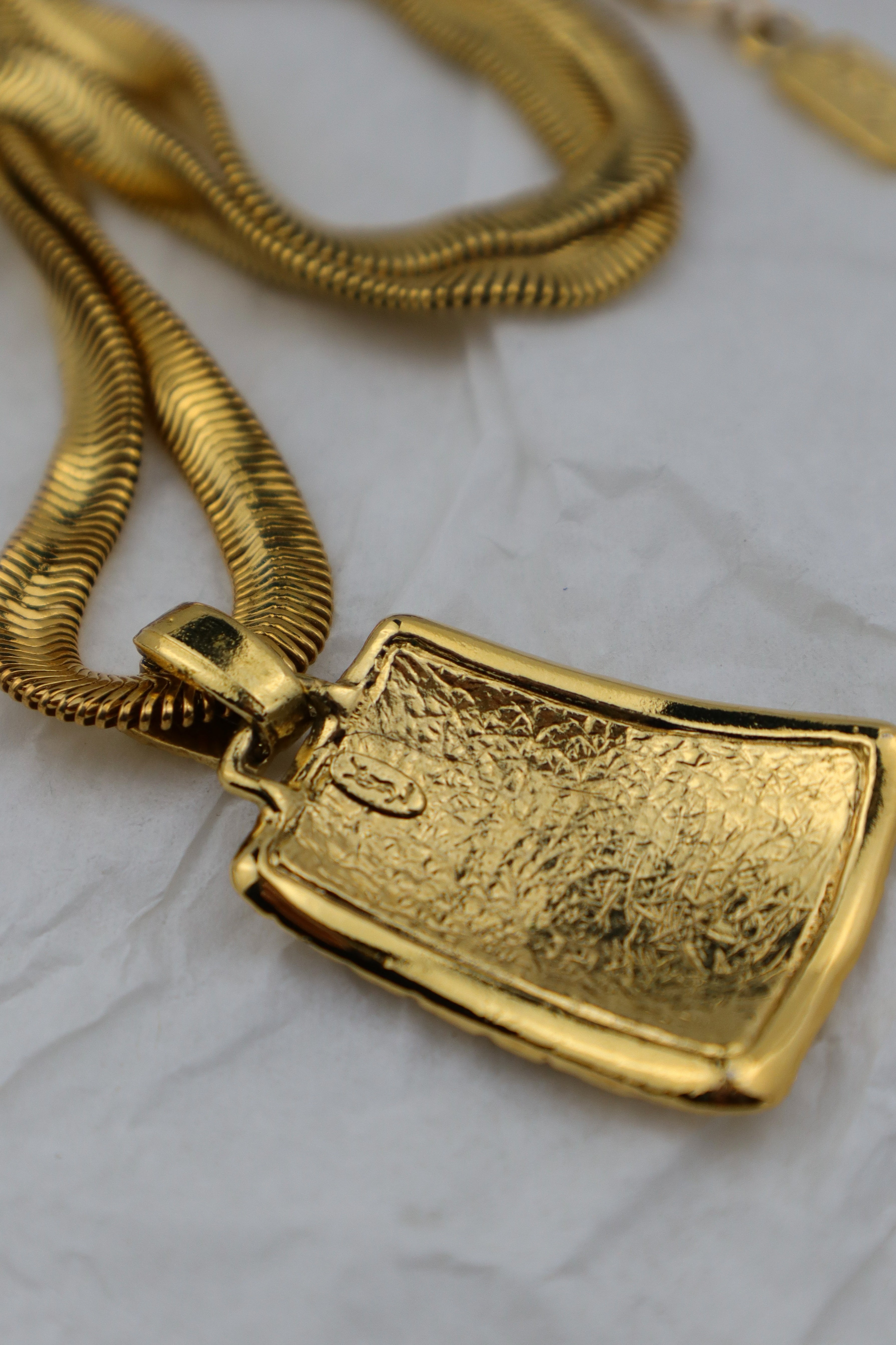 Yves Saint Laurent - naszyjnik 24 k złoto teksturowany